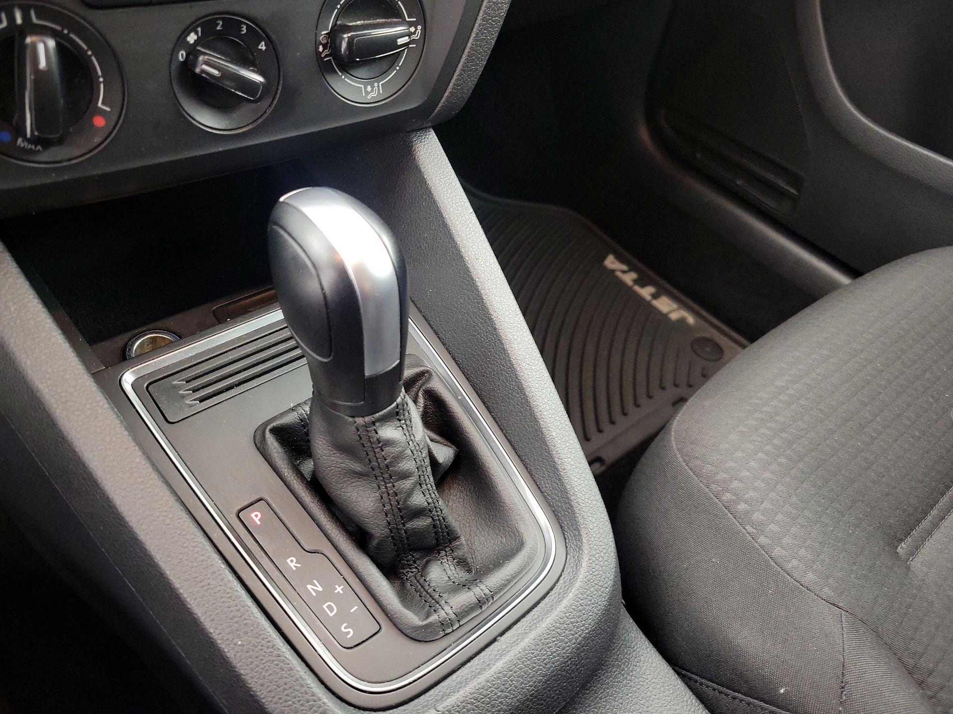 Thumbnail: 2016 Volkswagen Jetta - 16