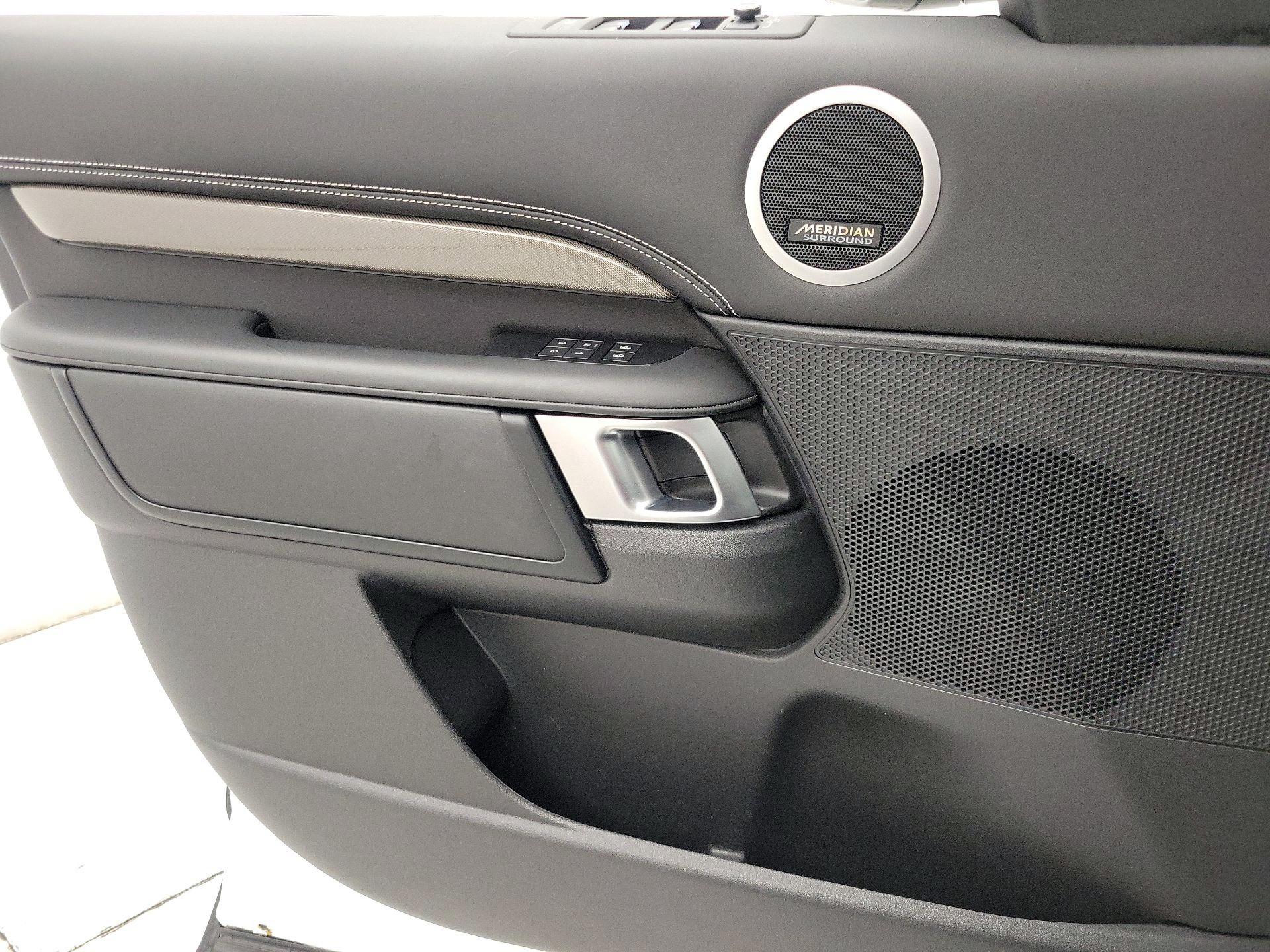 Thumbnail: 2022 Land Rover Discovery - 12