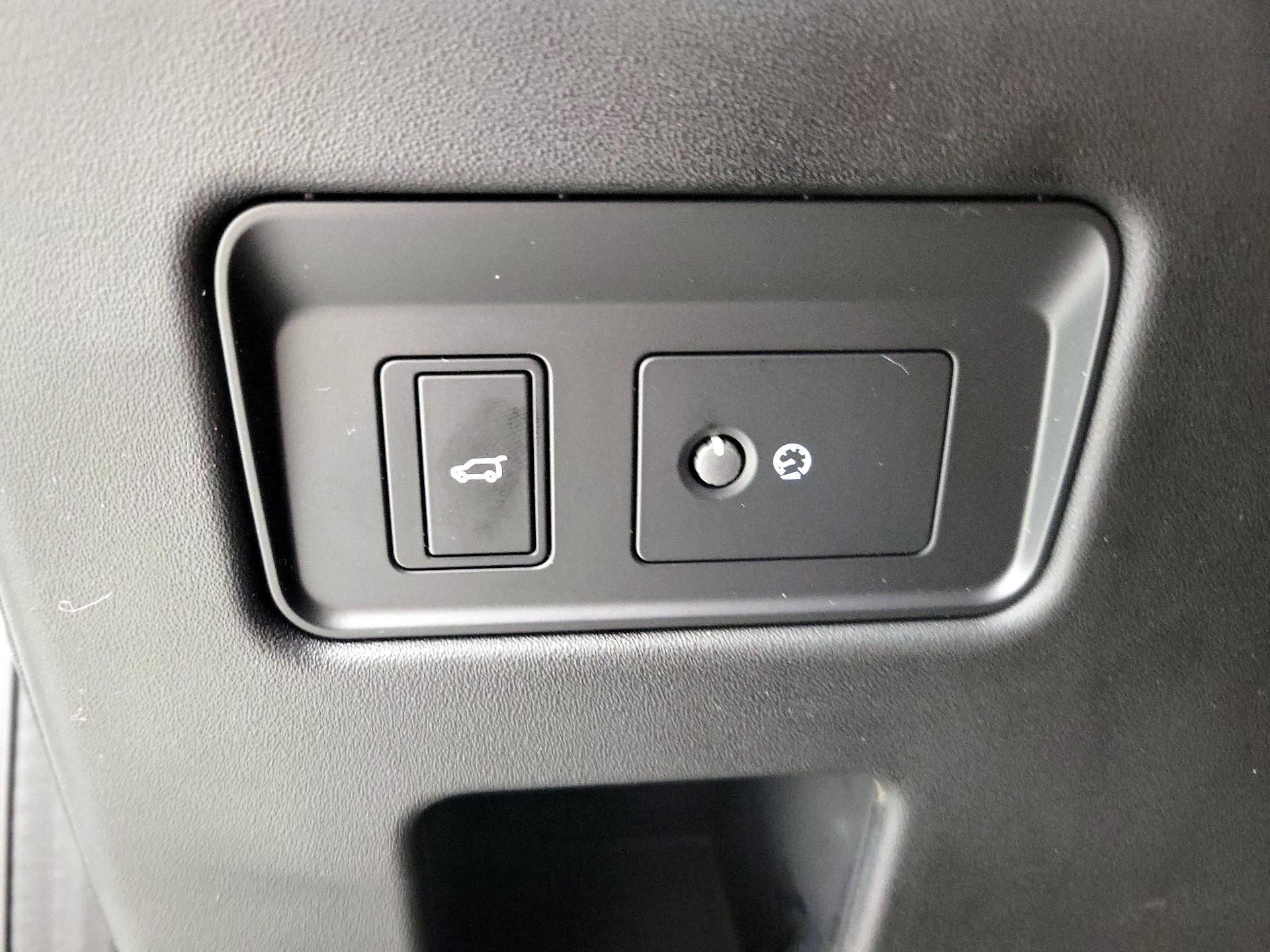 Thumbnail: 2022 Land Rover Discovery - 13