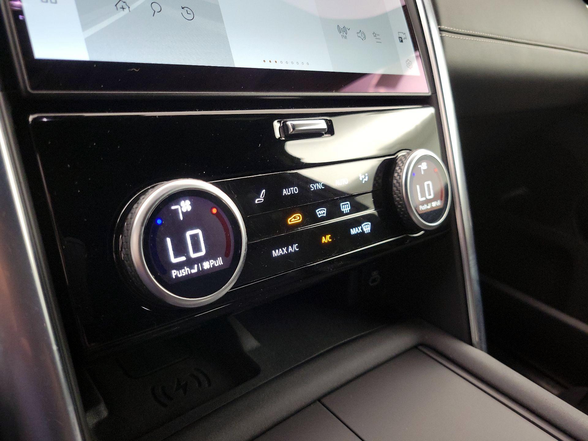 Thumbnail: 2022 Land Rover Discovery - 17