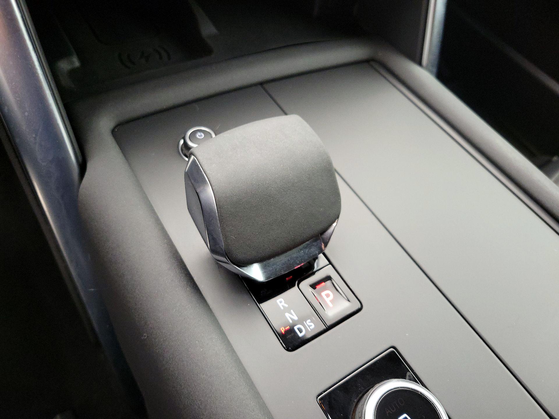 Thumbnail: 2022 Land Rover Discovery - 18