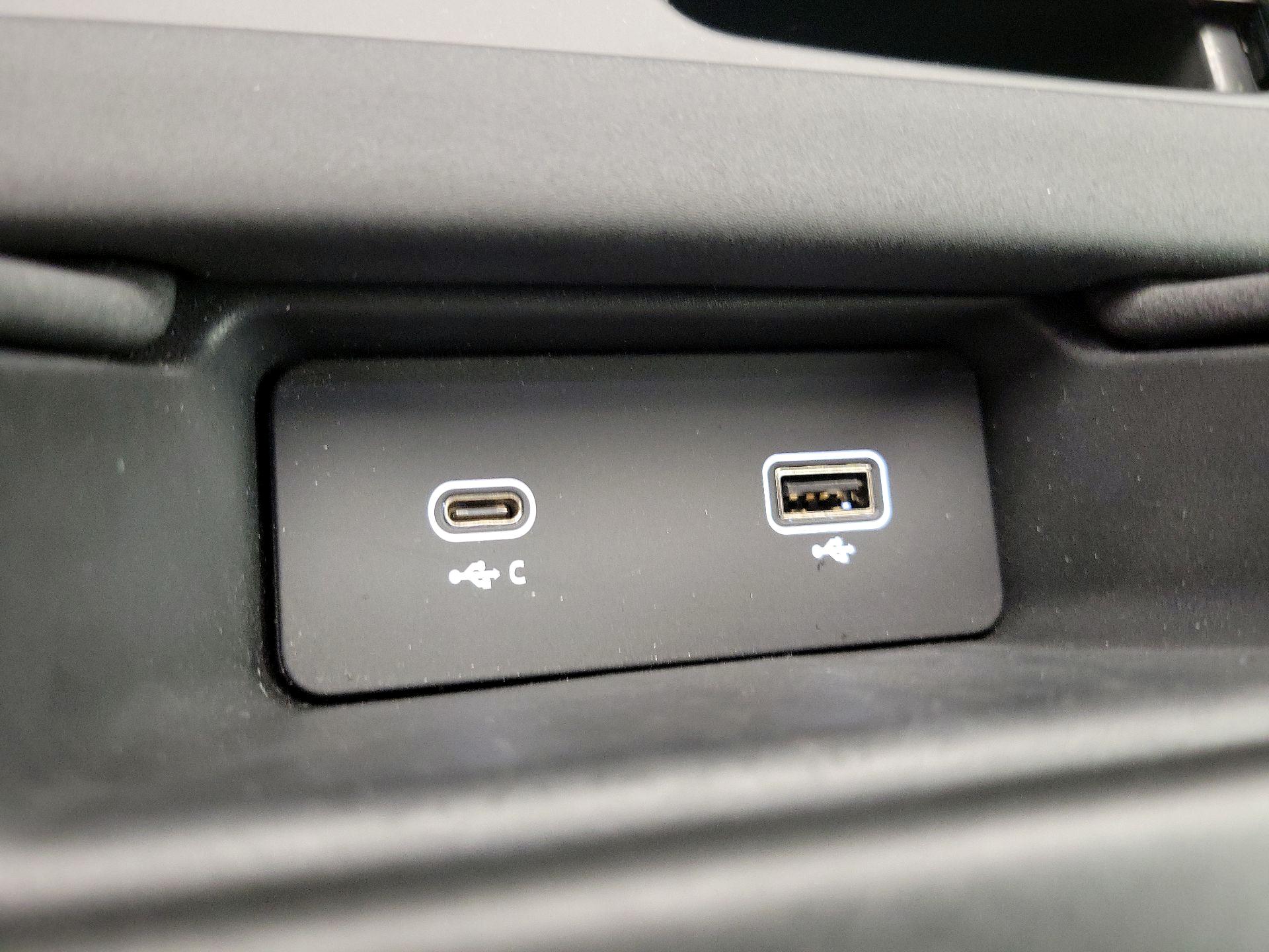 Thumbnail: 2022 Land Rover Discovery - 19