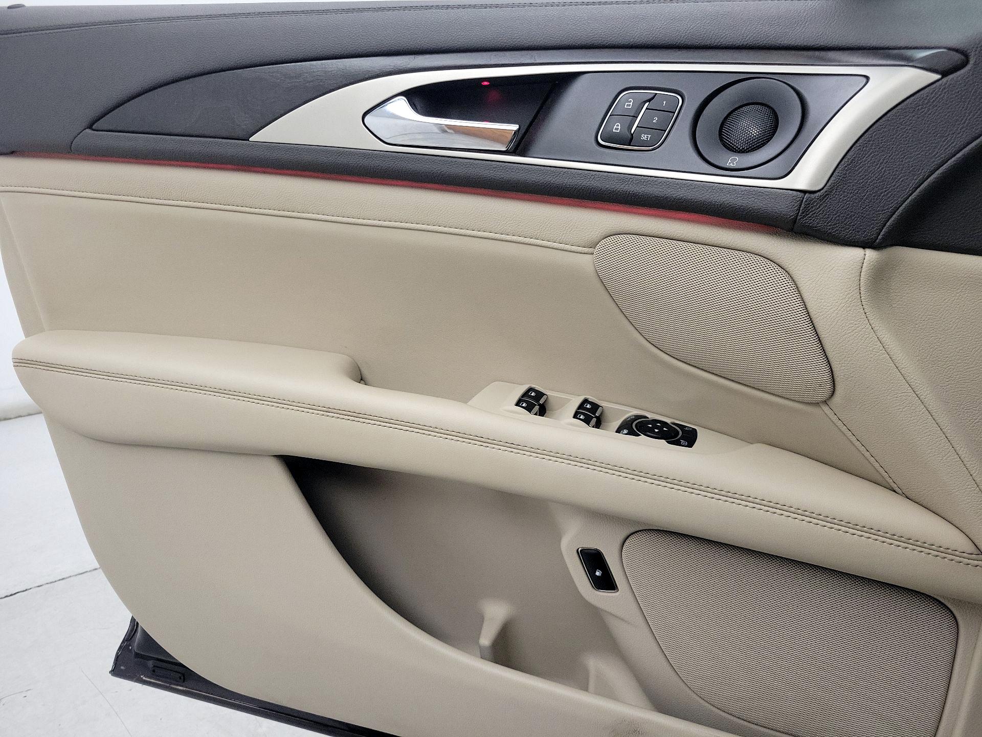 Thumbnail: 2020 Lincoln MKZ - 12