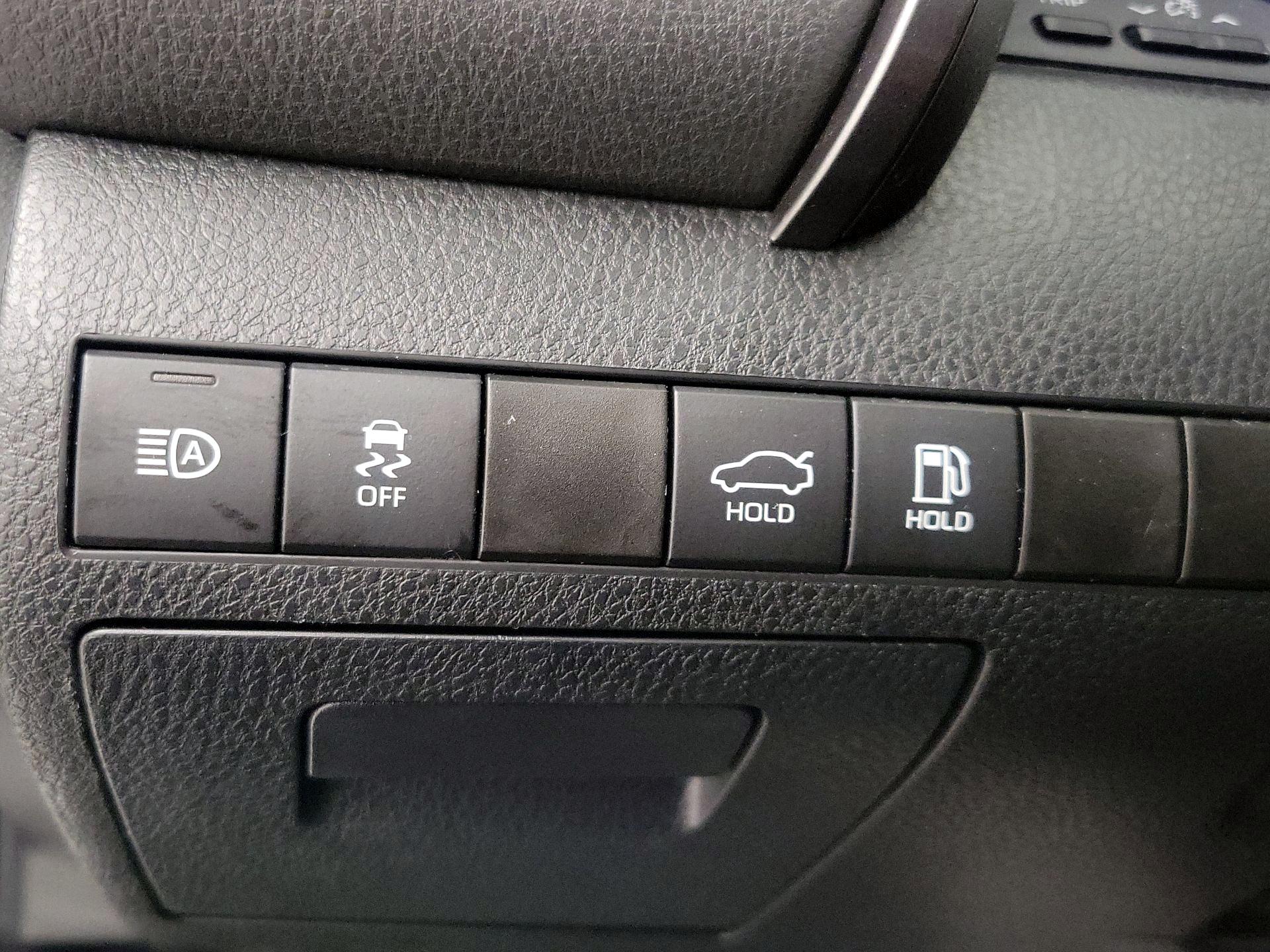 Thumbnail: 2019 Toyota Camry - 13