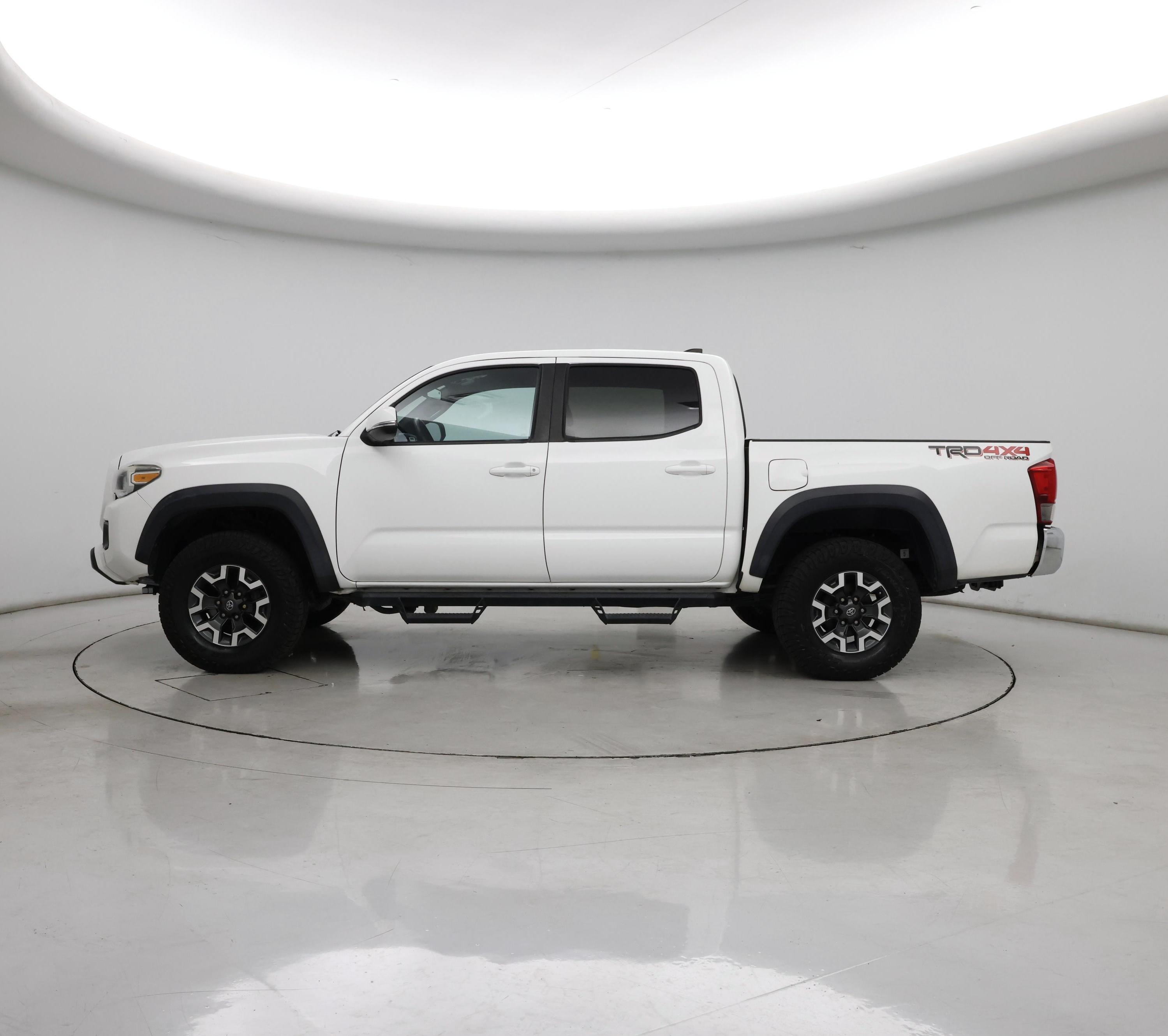 Thumbnail: 2017 Toyota Tacoma - 3