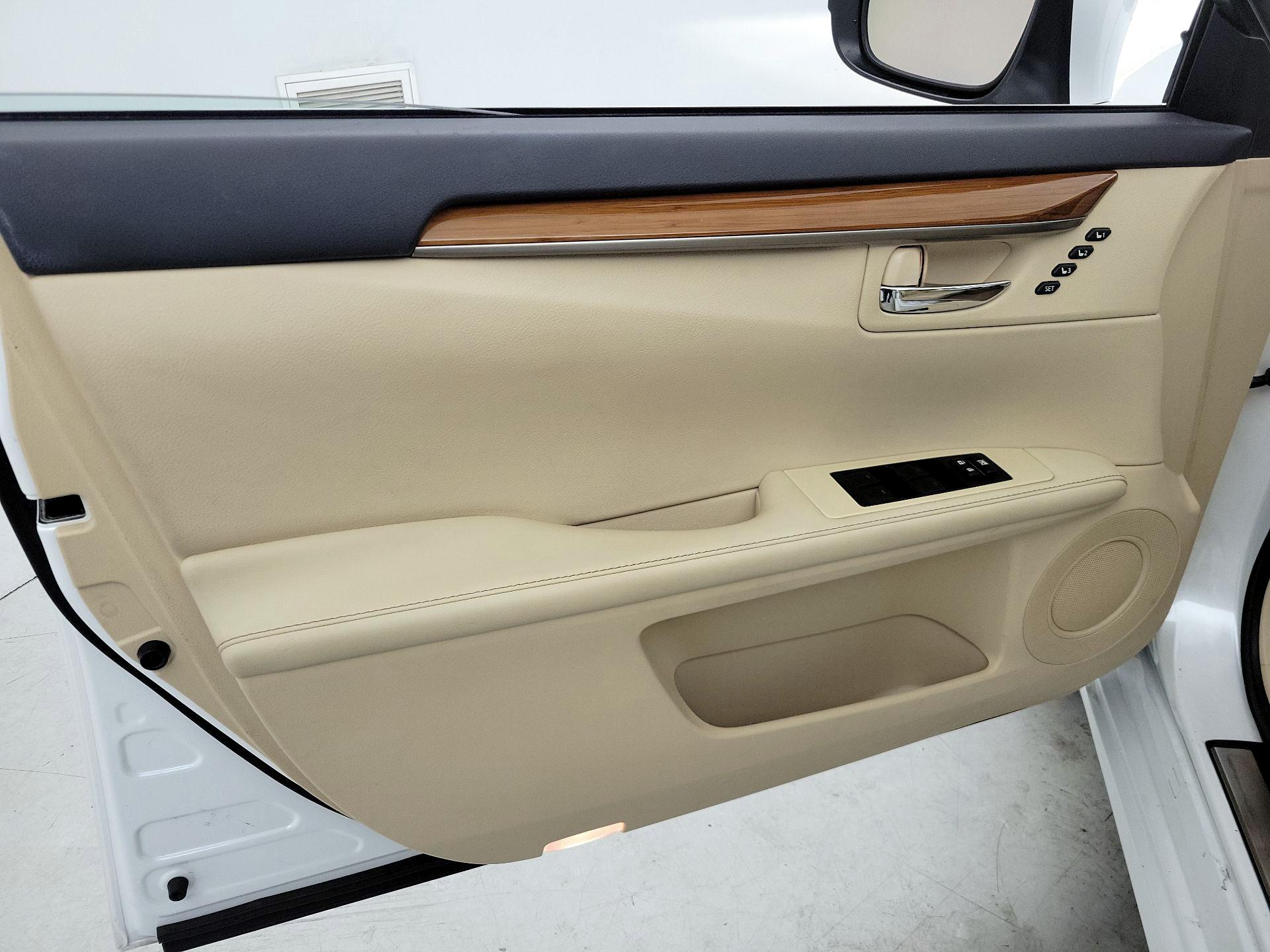 Thumbnail: 2014 Lexus ES - 12
