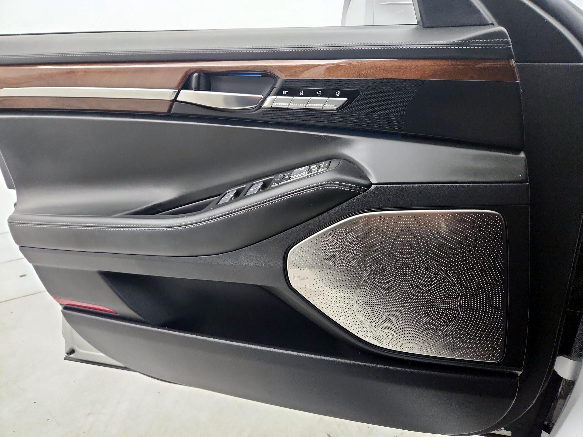 Thumbnail: 2017 Genesis G90 - 12