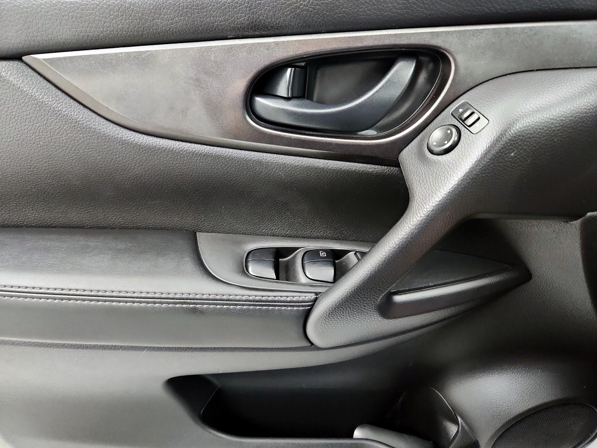 Thumbnail: 2019 Nissan Rogue Sport - 12