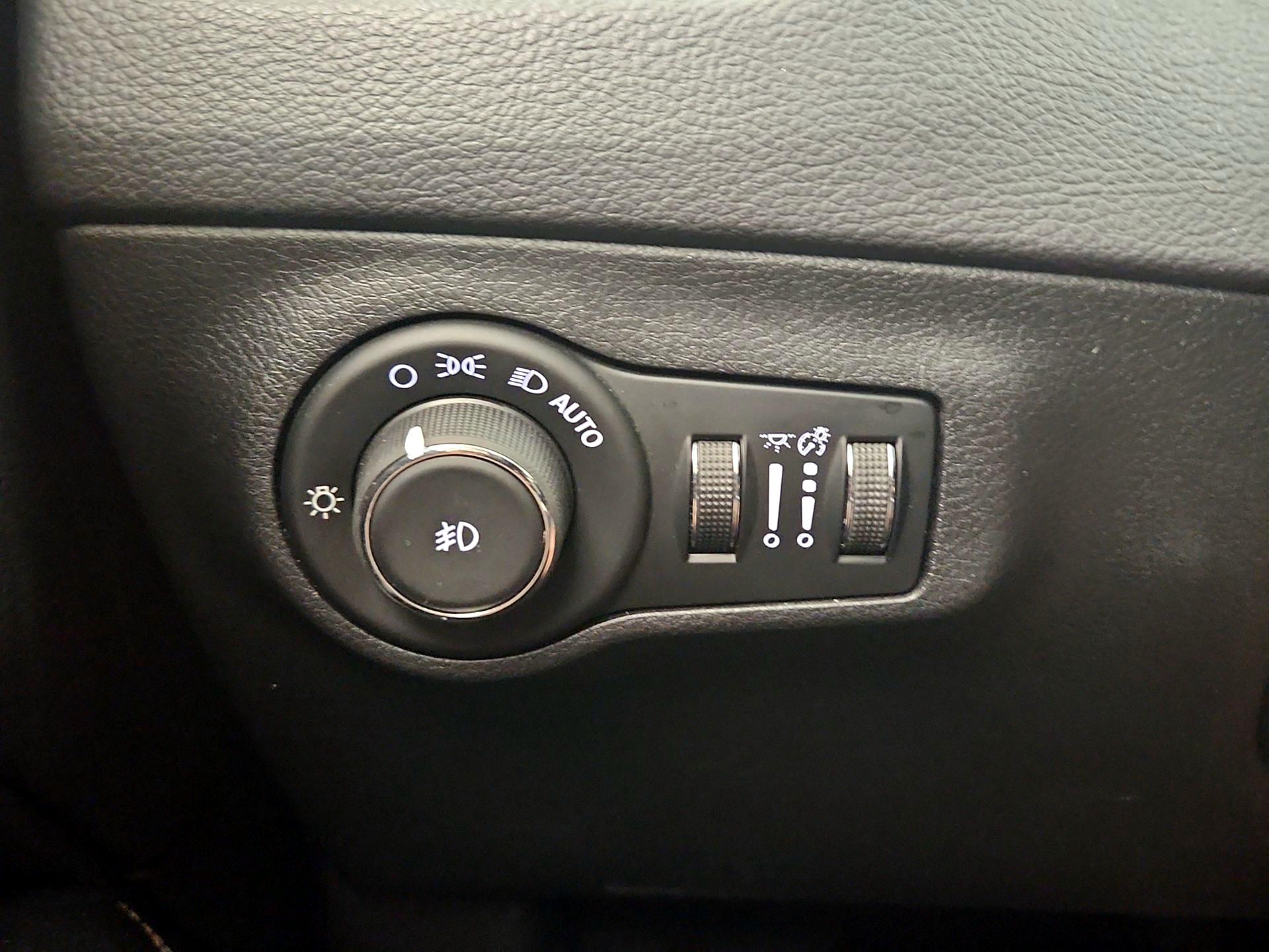 Thumbnail: 2018 Jeep Compass - 13