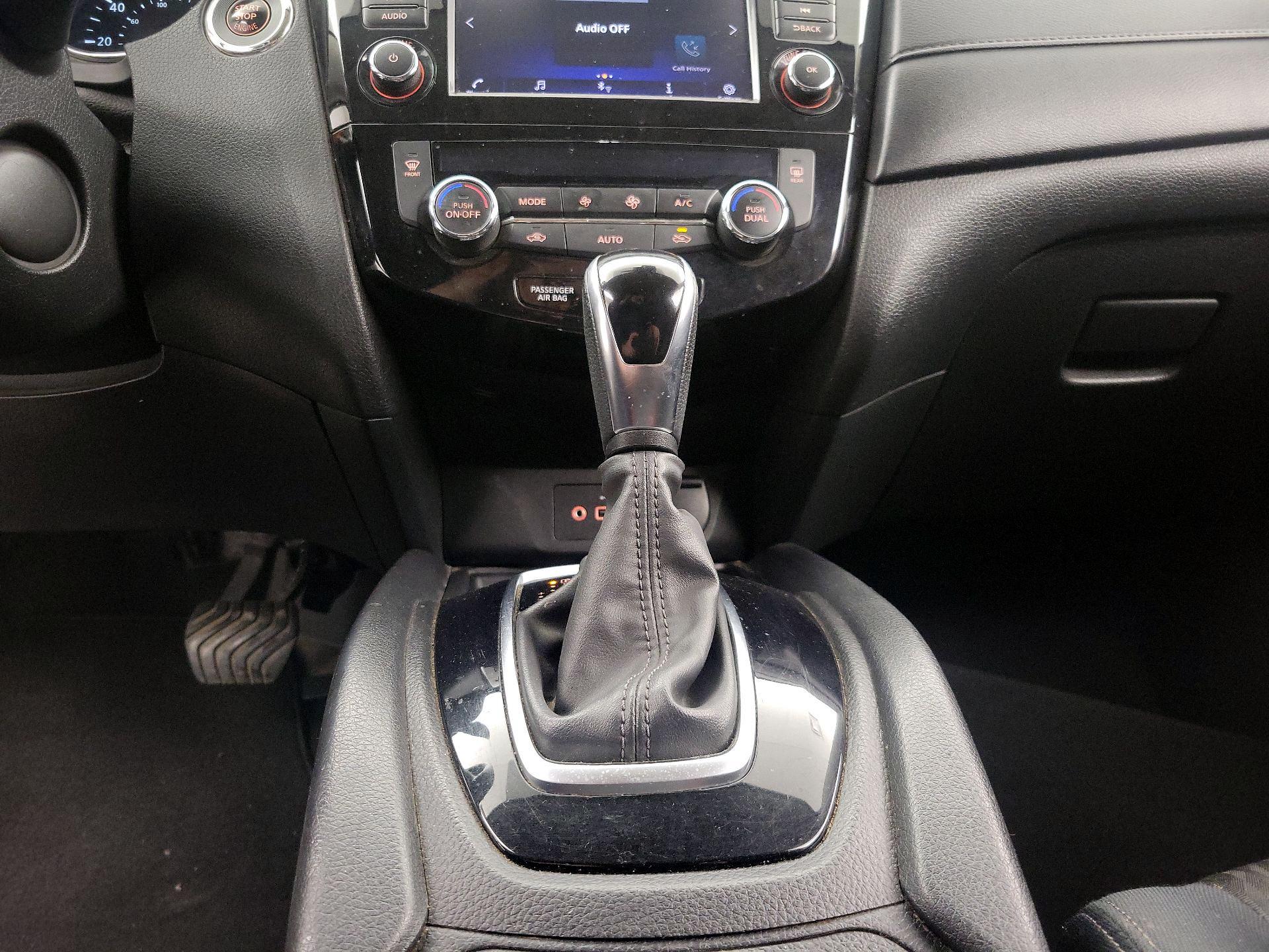 Thumbnail: 2019 Nissan Rogue - 17
