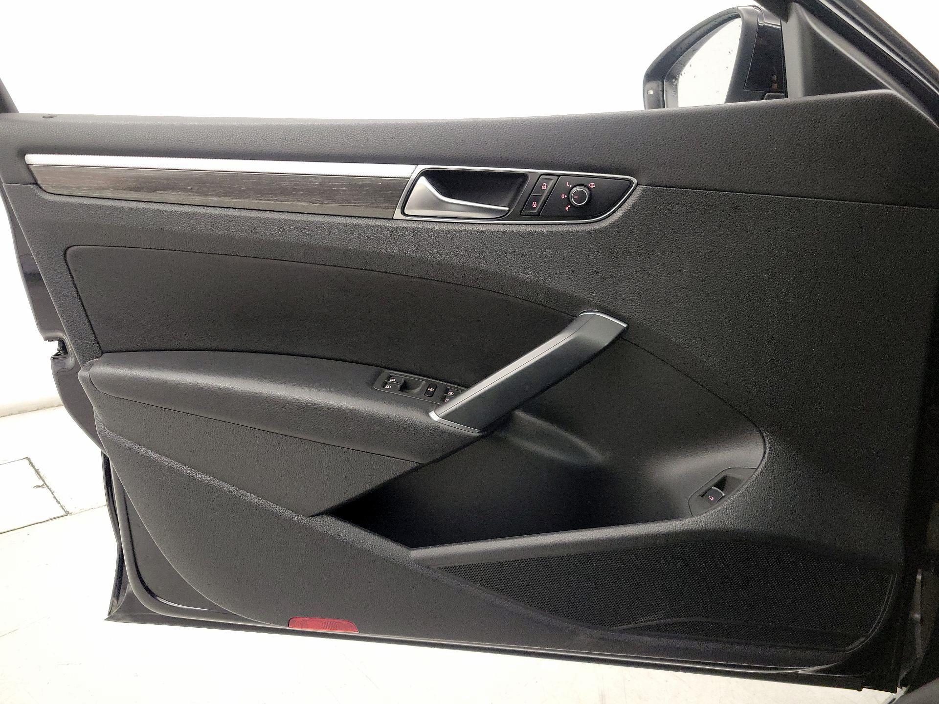 Thumbnail: 2017 Volkswagen Passat - 12