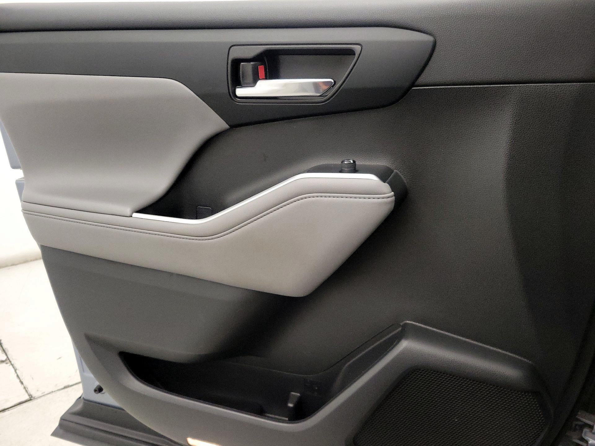 Thumbnail: 2021 Toyota Highlander - 12