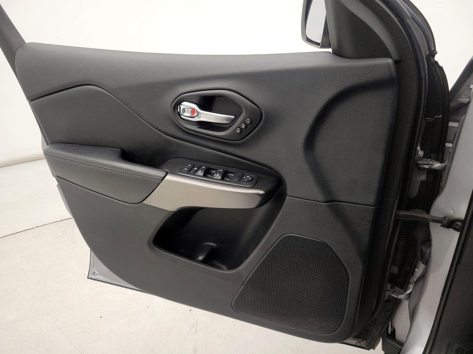 Thumbnail: 2019 Jeep Cherokee - 12