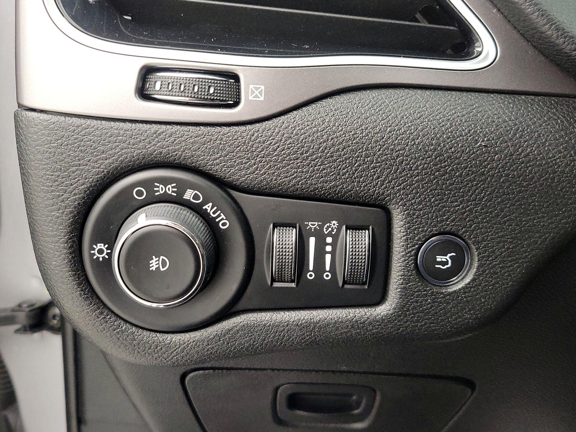 Thumbnail: 2019 Jeep Cherokee - 13