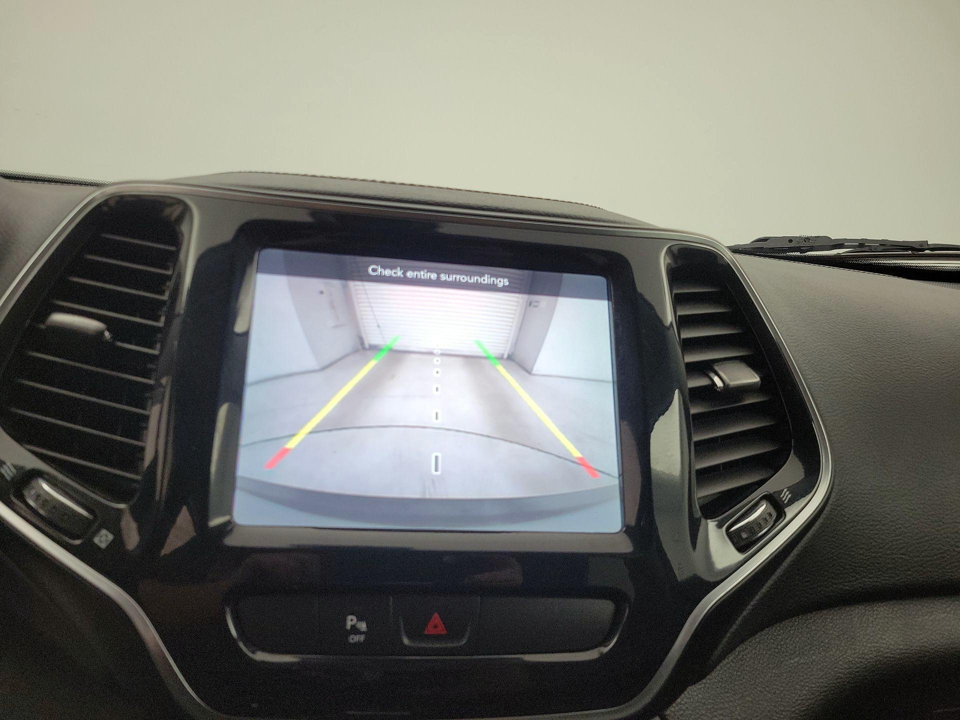 Thumbnail: 2019 Jeep Cherokee - 14