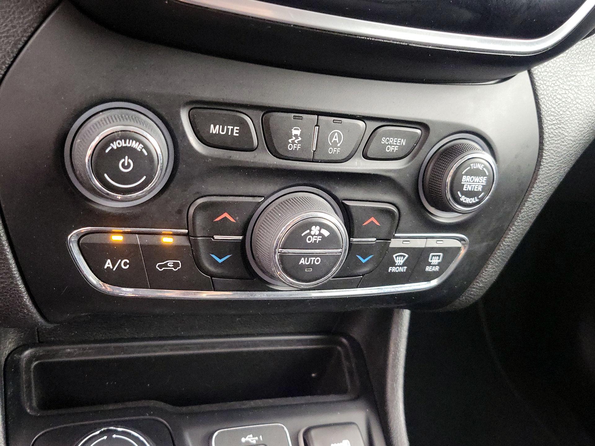 Thumbnail: 2019 Jeep Cherokee - 16