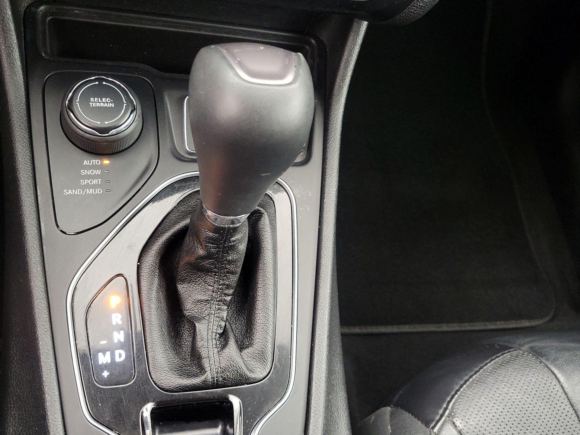 Thumbnail: 2019 Jeep Cherokee - 17