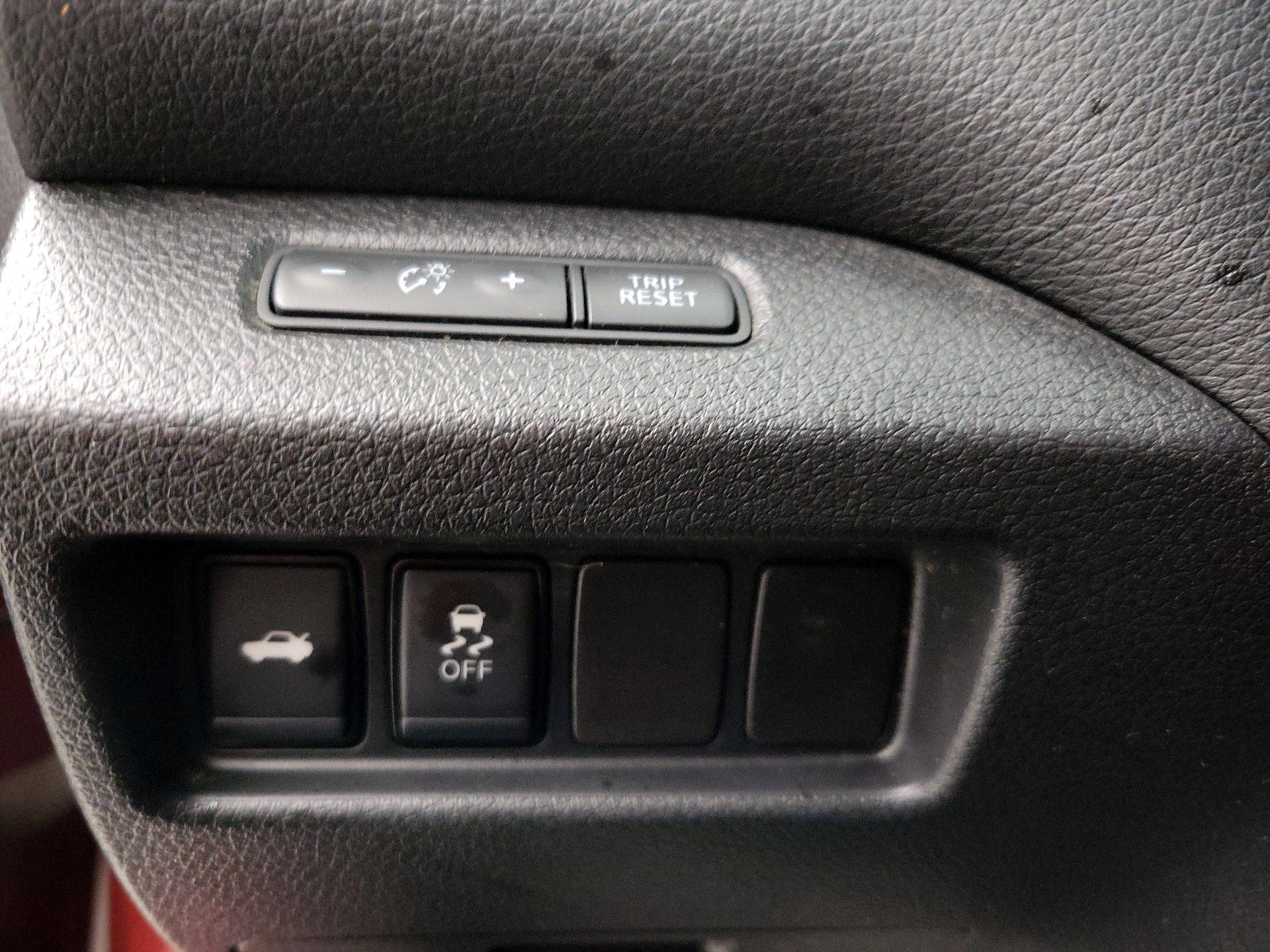 Thumbnail: 2016 Nissan Altima - 13