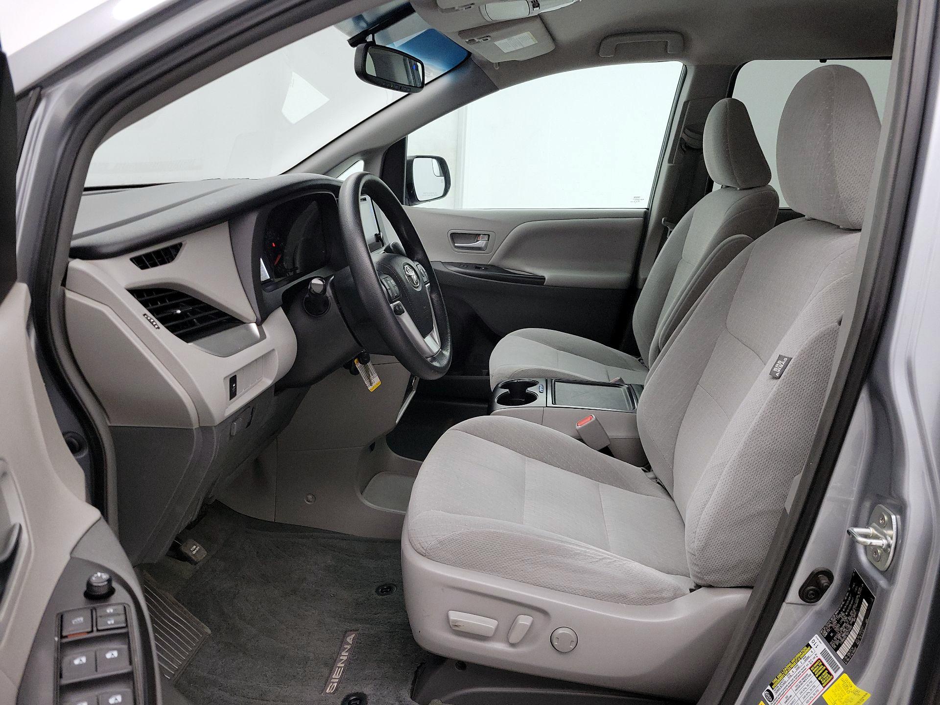 Thumbnail: 2016 Toyota Sienna - 11