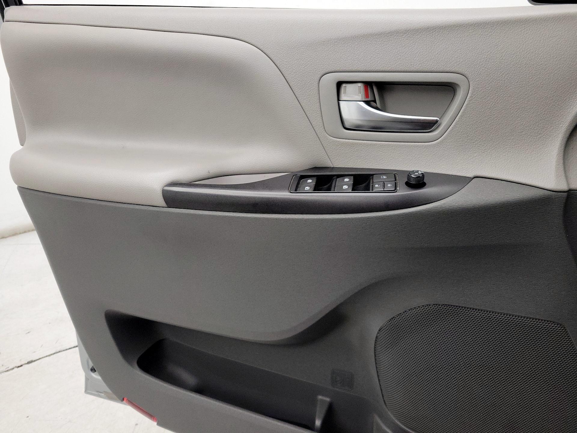 Thumbnail: 2016 Toyota Sienna - 12