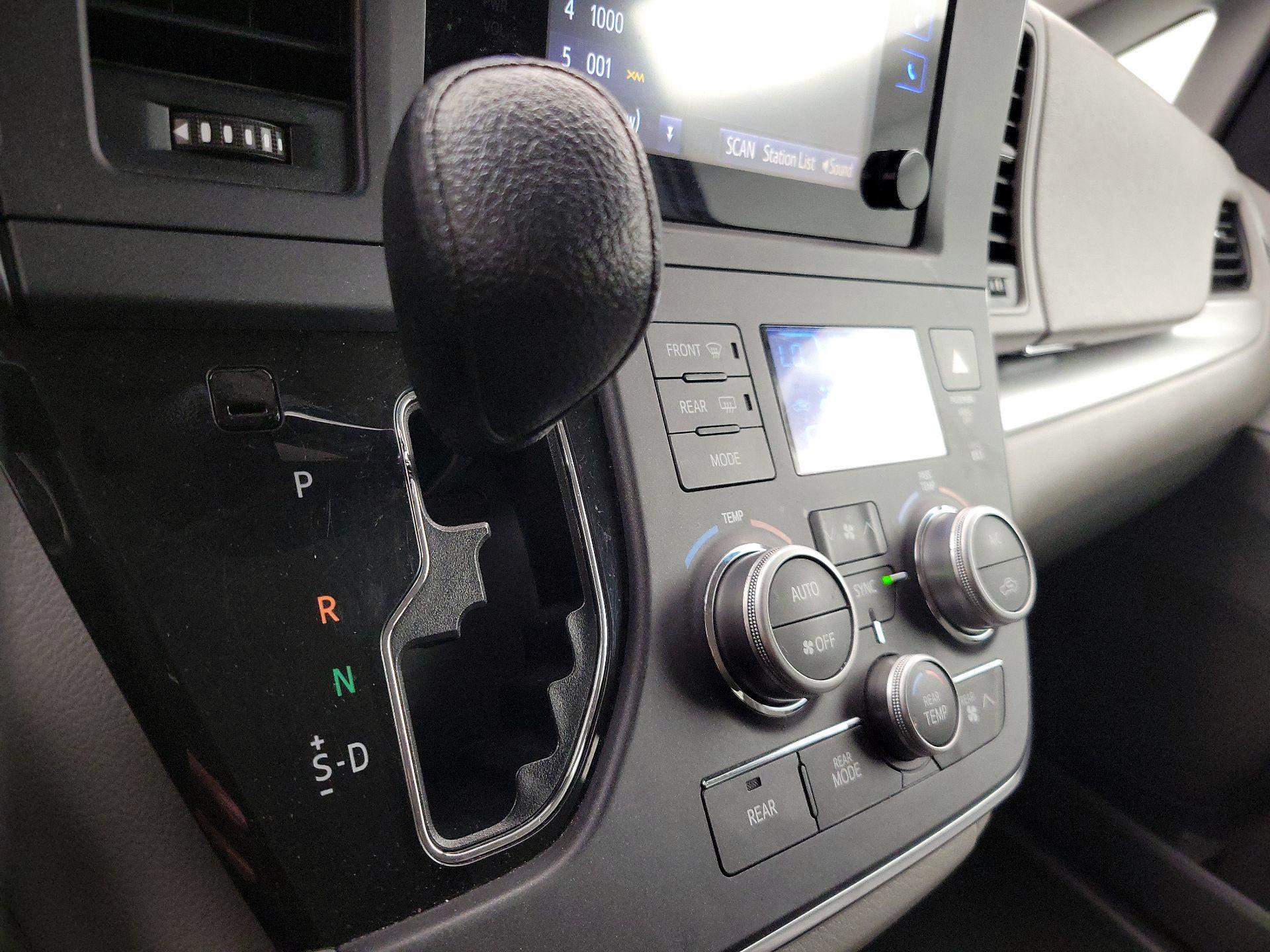 Thumbnail: 2016 Toyota Sienna - 17