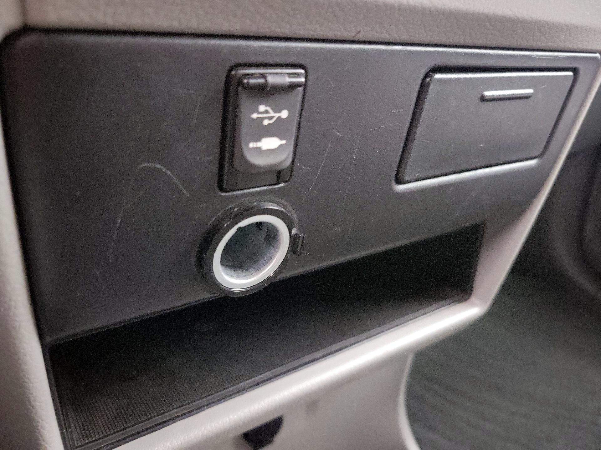 Thumbnail: 2016 Toyota Sienna - 18