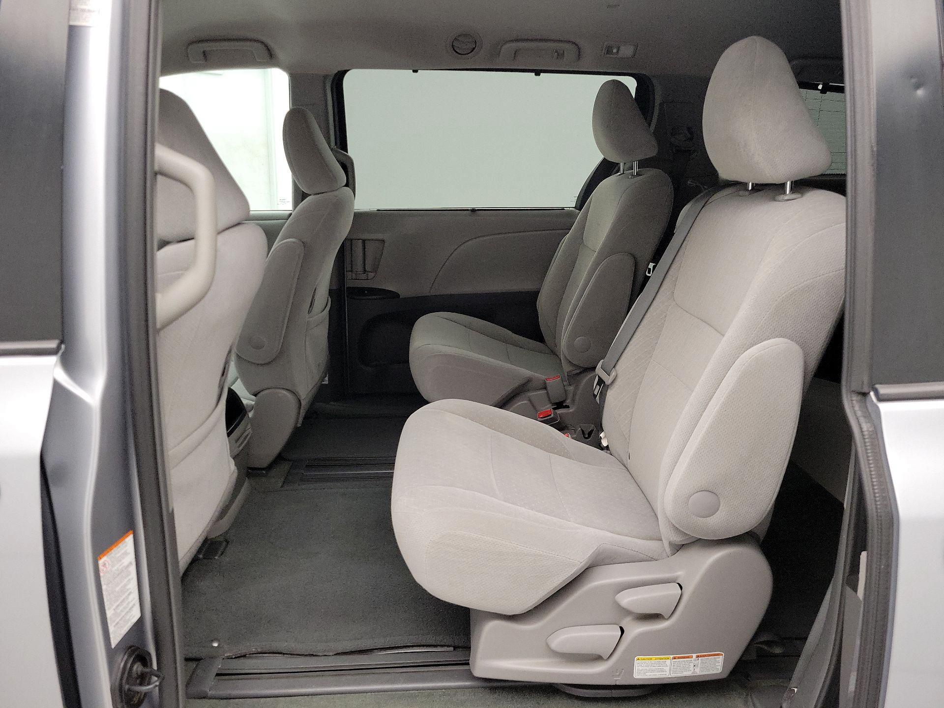 Thumbnail: 2016 Toyota Sienna - 19