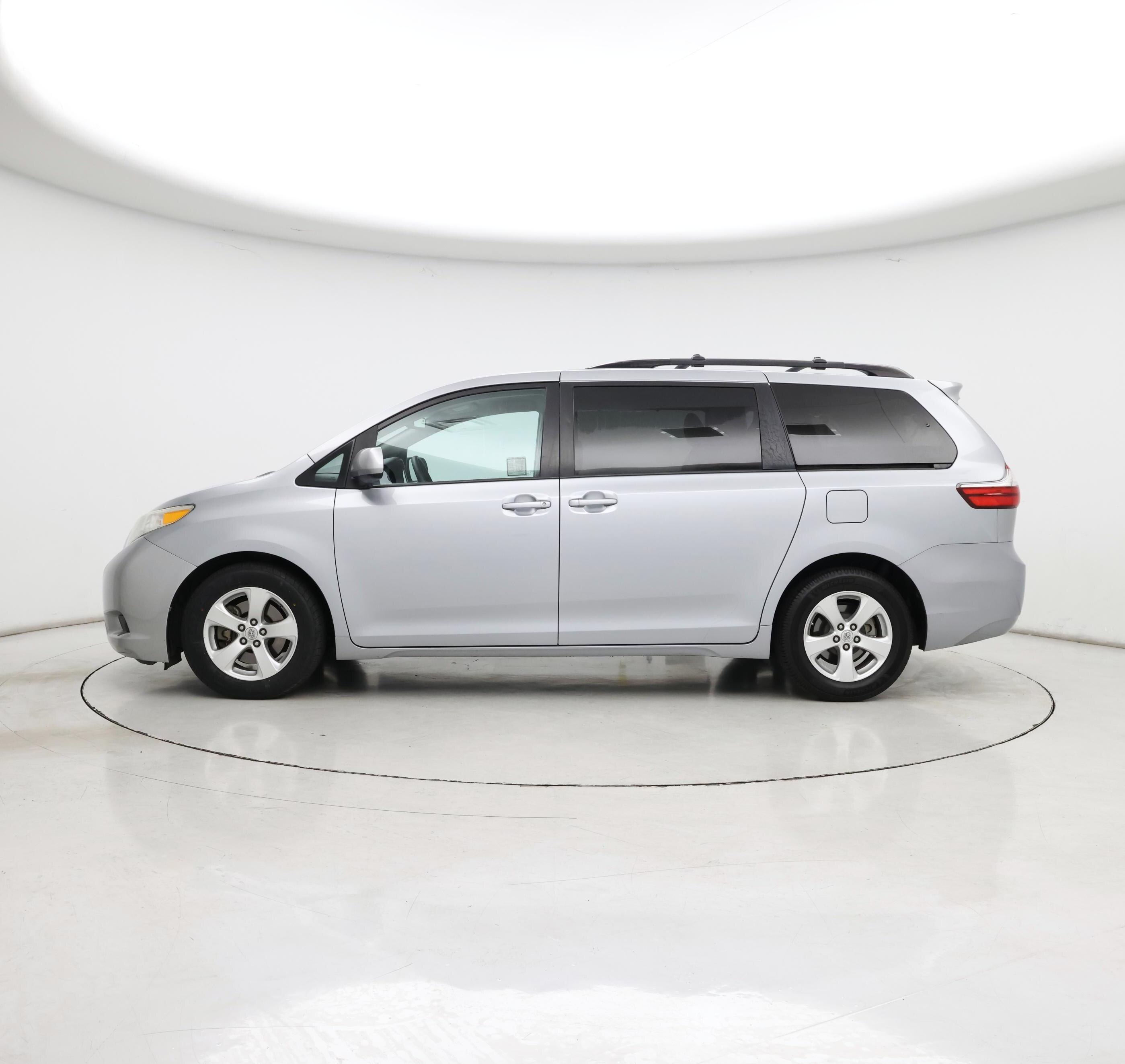 Thumbnail: 2016 Toyota Sienna - 3