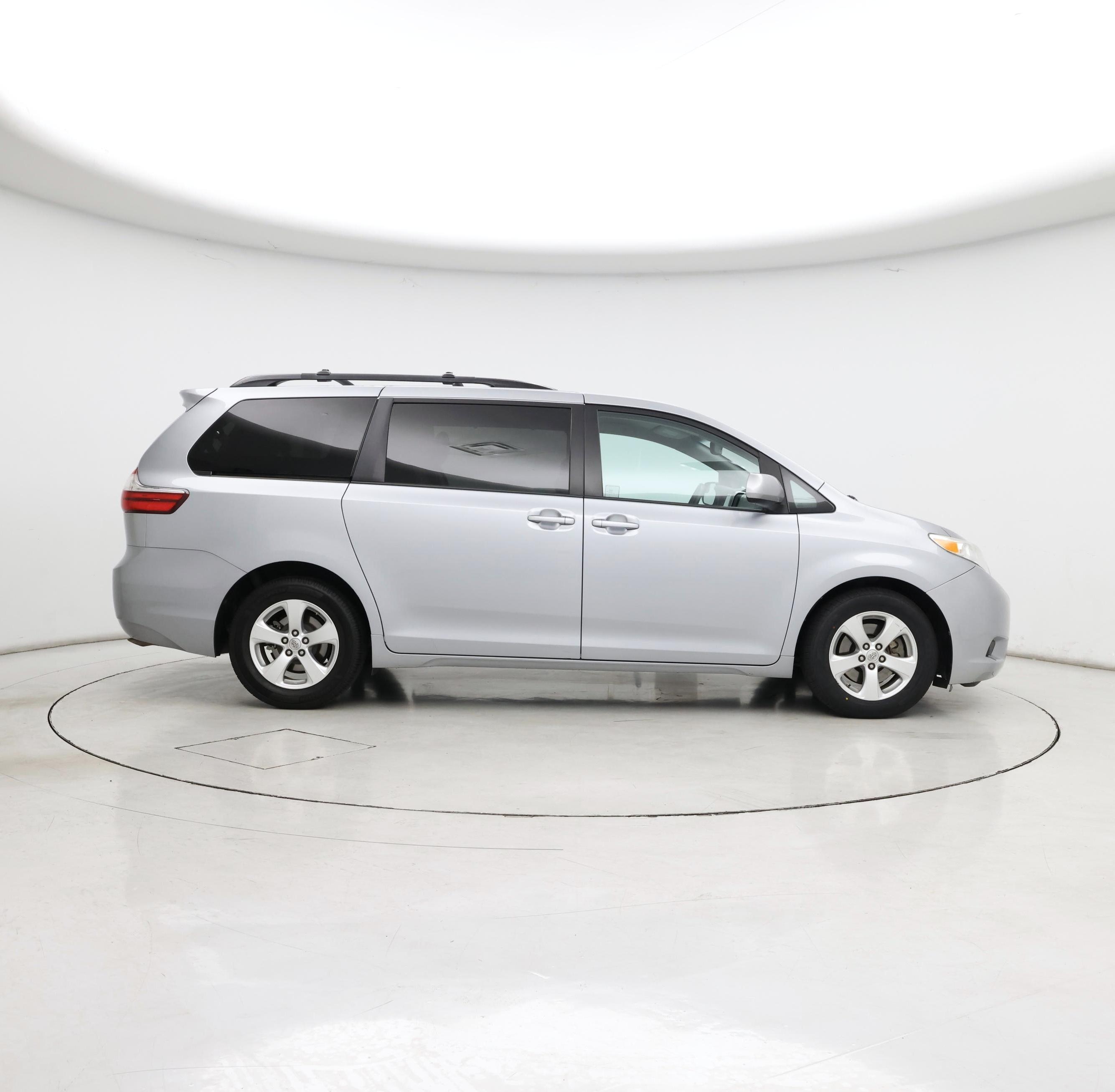 Thumbnail: 2016 Toyota Sienna - 7