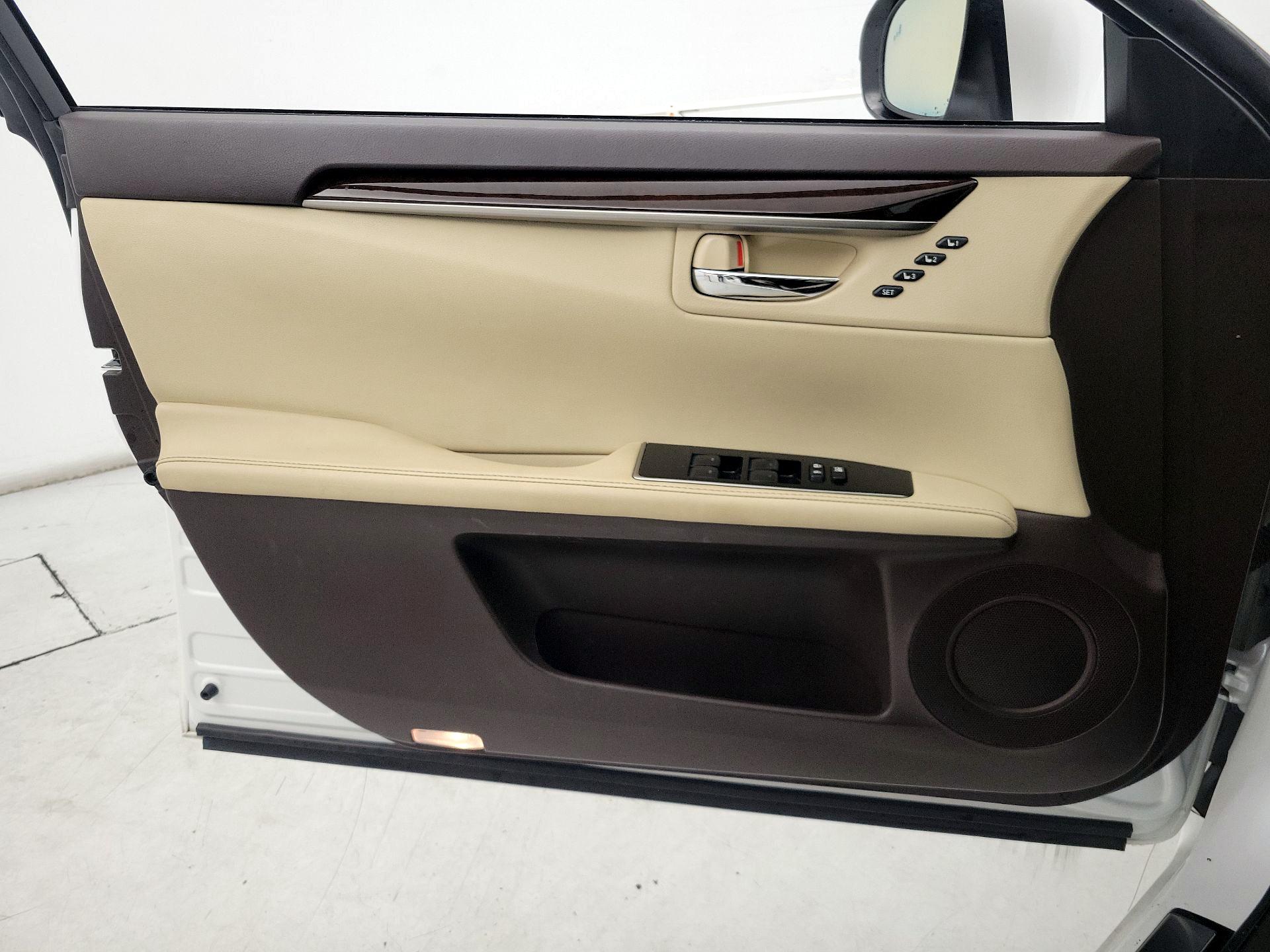 Thumbnail: 2017 Lexus ES - 12