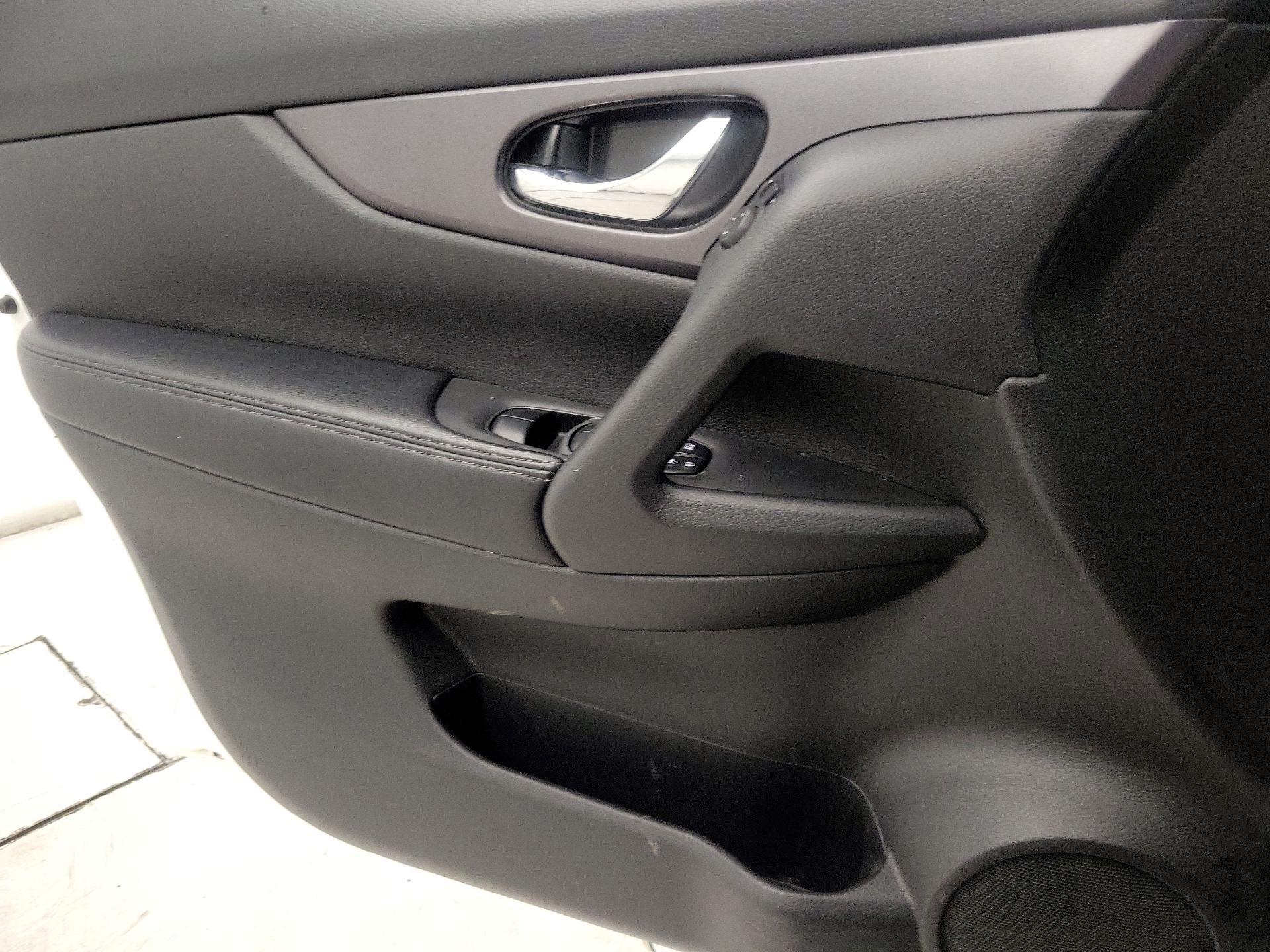 Thumbnail: 2016 Nissan Rogue - 12