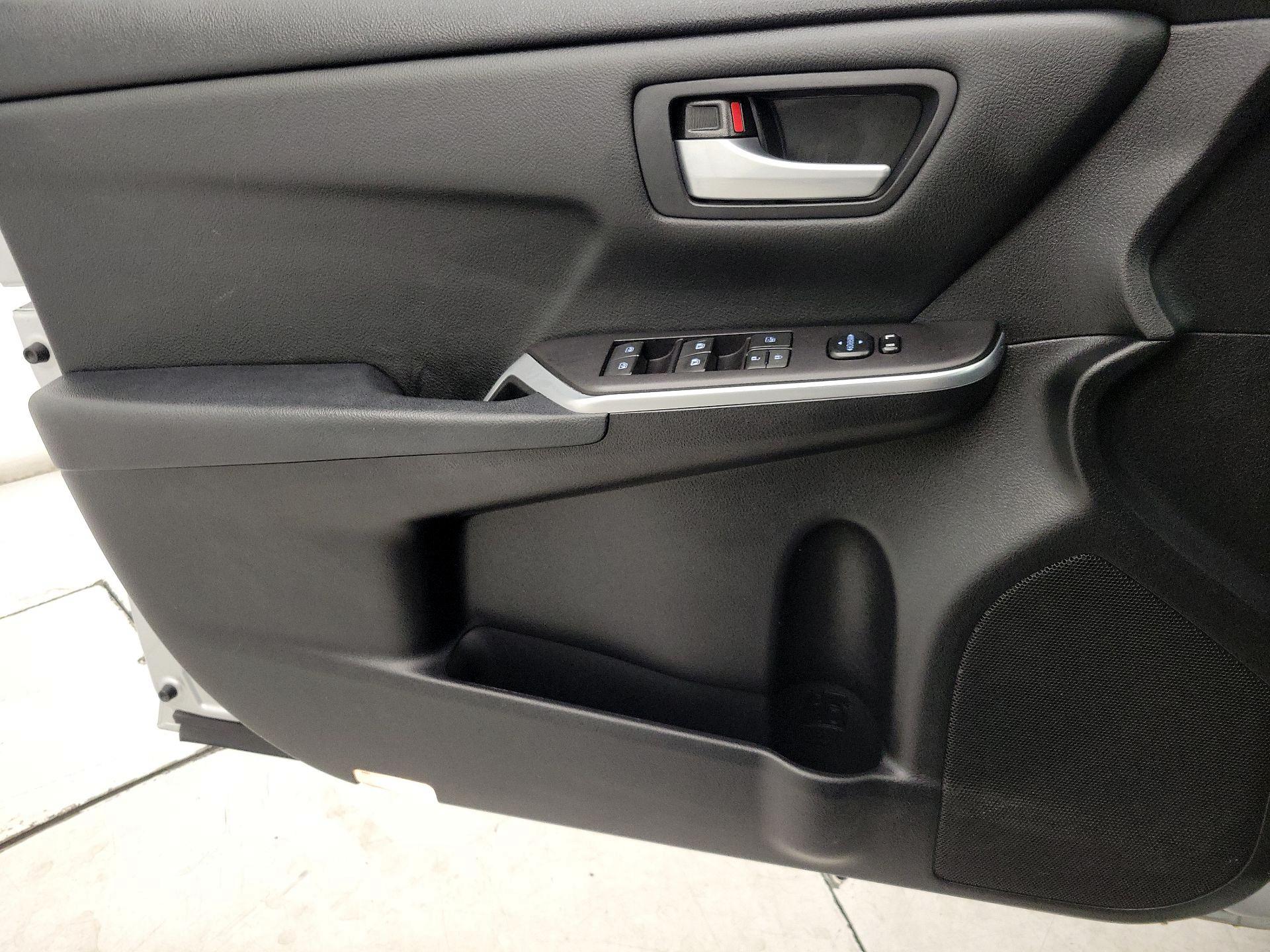 Thumbnail: 2015 Toyota Camry - 12