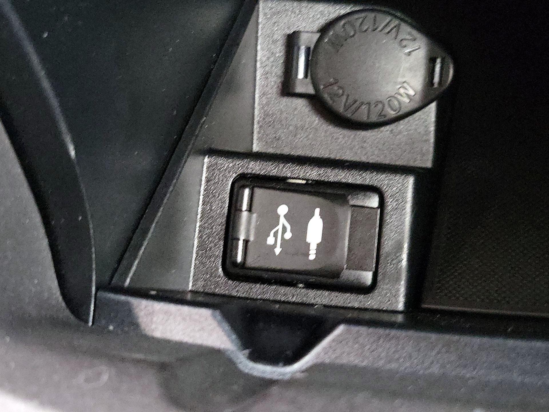 Thumbnail: 2015 Toyota Camry - 18