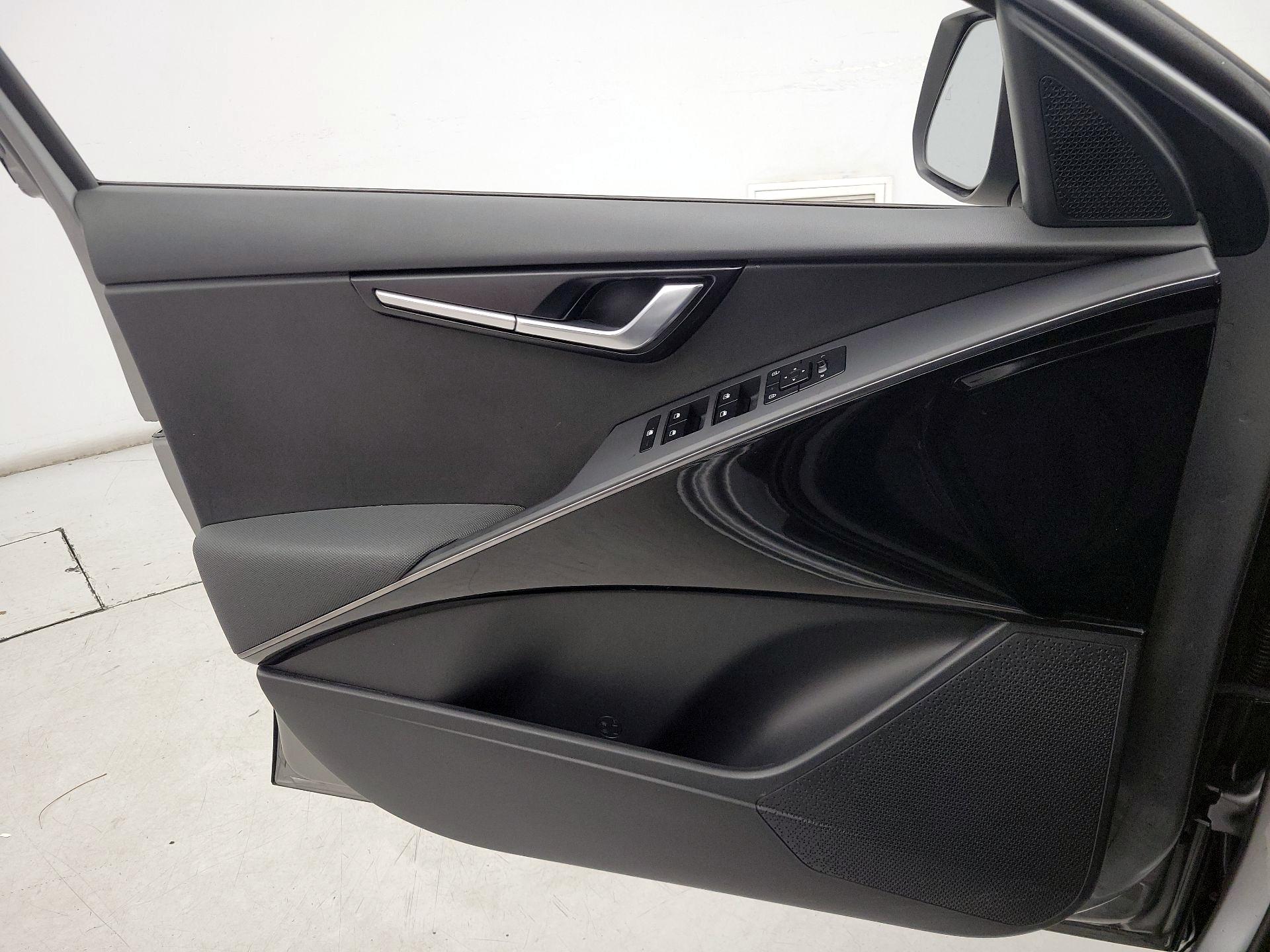 Thumbnail: 2023 Kia Niro - 12