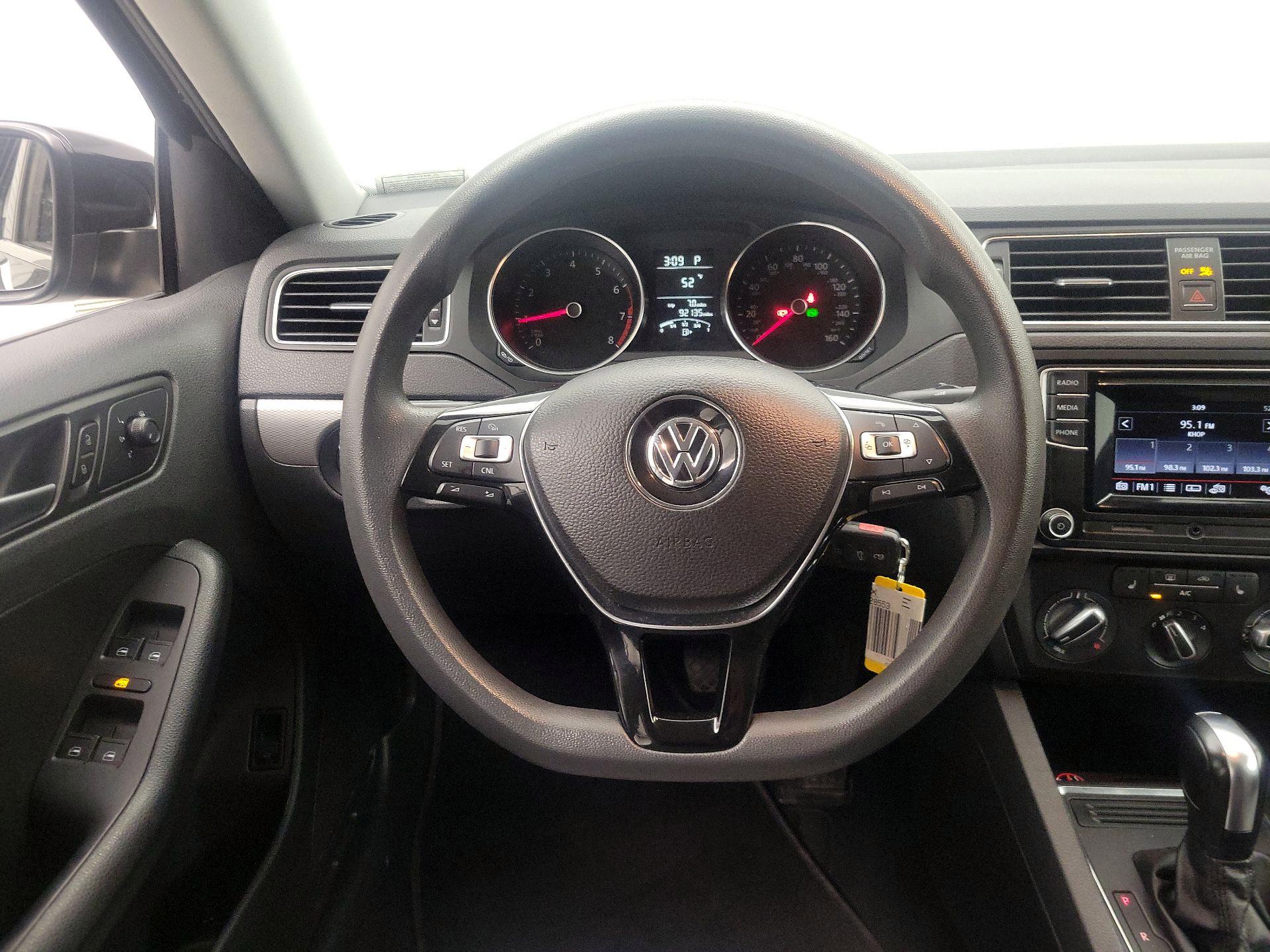 Thumbnail: 2017 Volkswagen Jetta - 10
