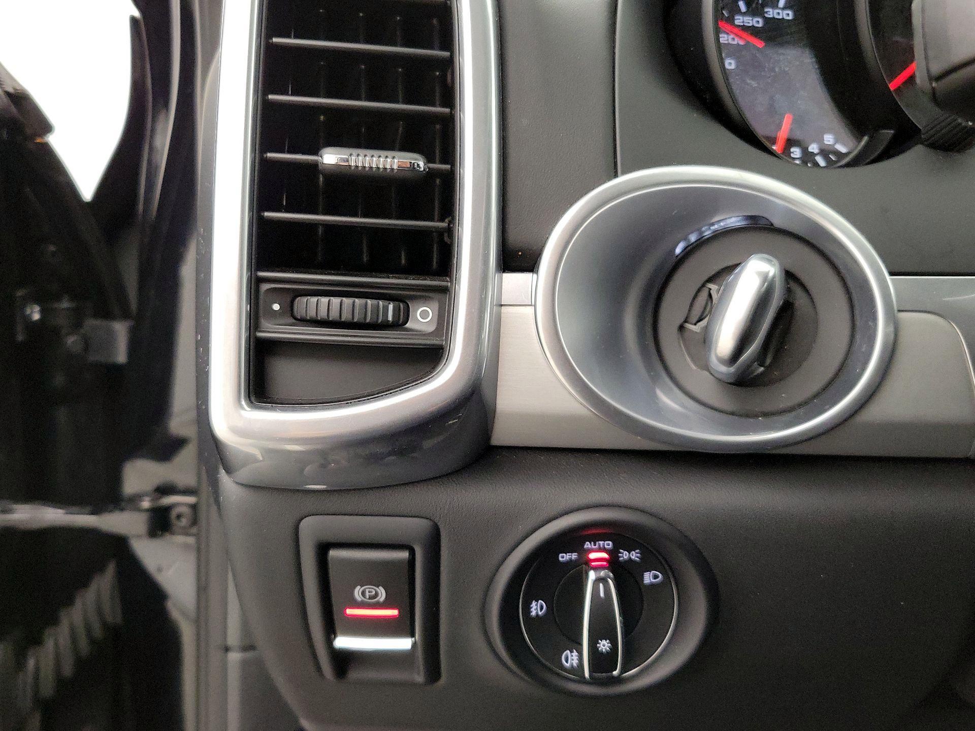 Thumbnail: 2016 Porsche Cayenne - 13