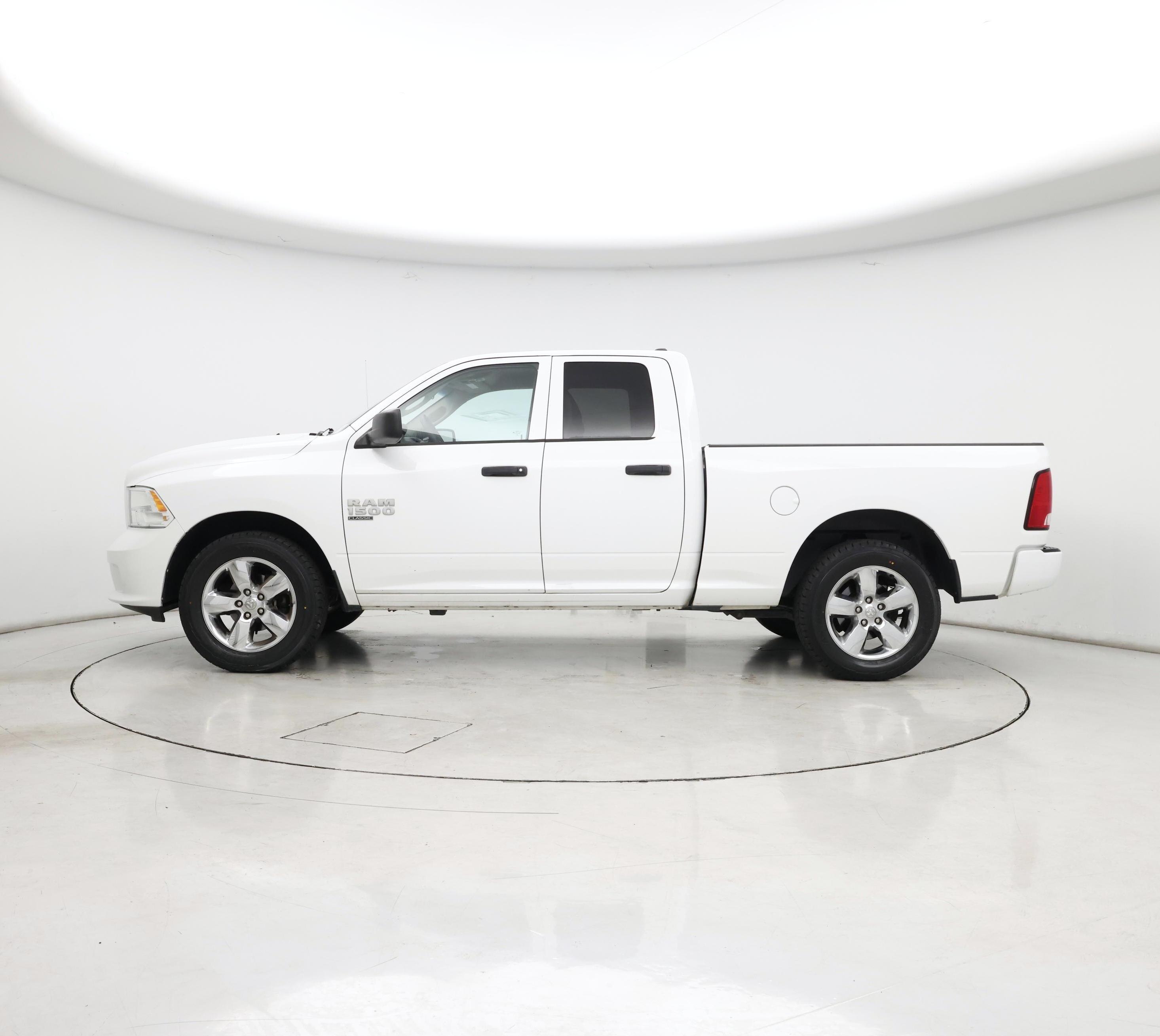 Thumbnail: 2019 RAM 1500 Classic - 3