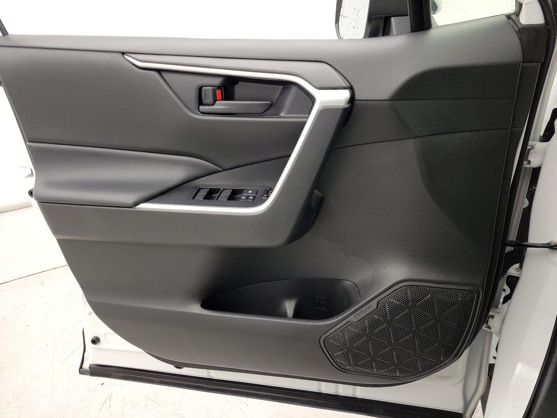 Thumbnail: 2020 Toyota RAV4 - 12