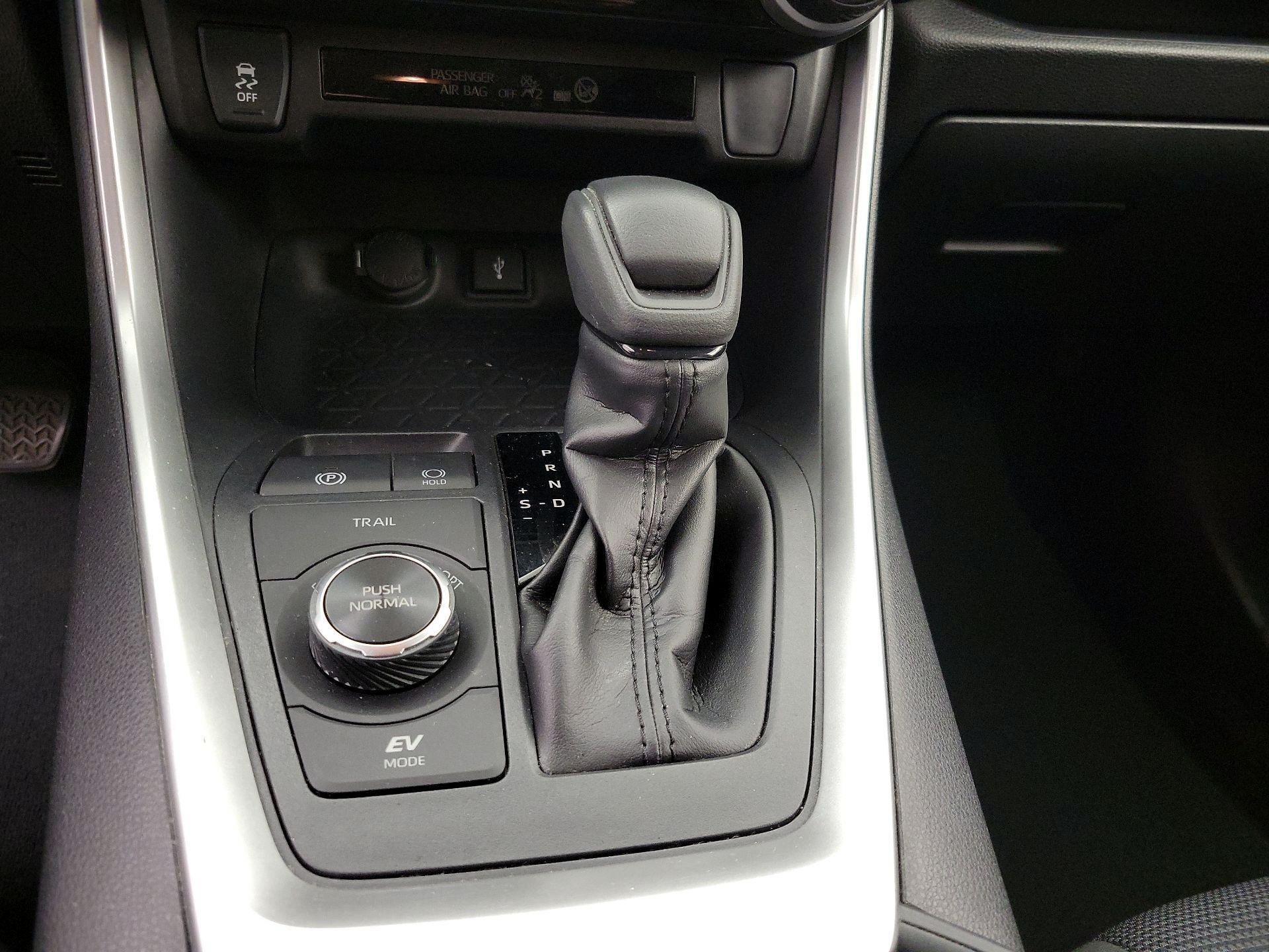 Thumbnail: 2020 Toyota RAV4 - 17