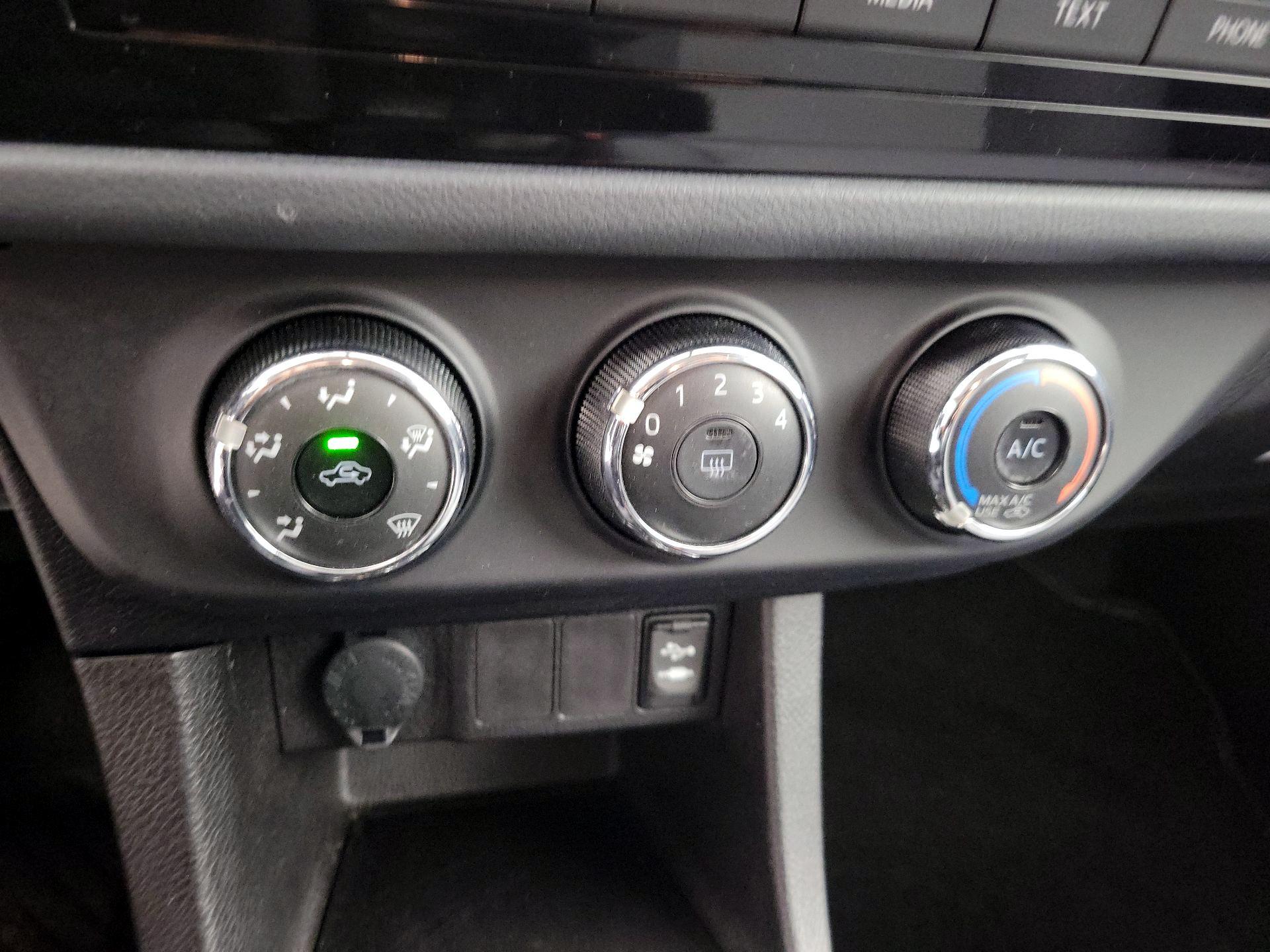 Thumbnail: 2015 Toyota Corolla - 15