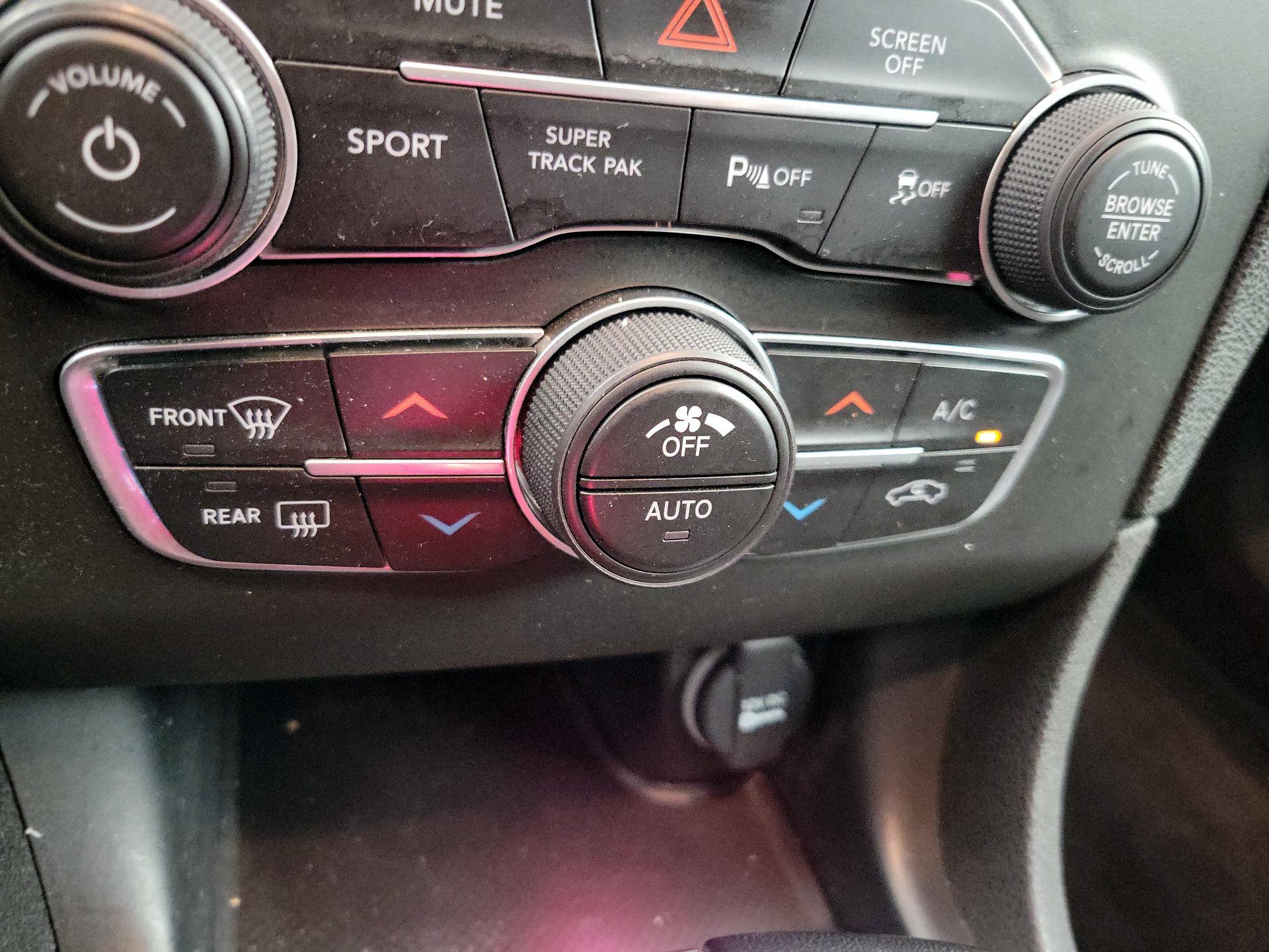 Thumbnail: 2022 Dodge Charger - 16