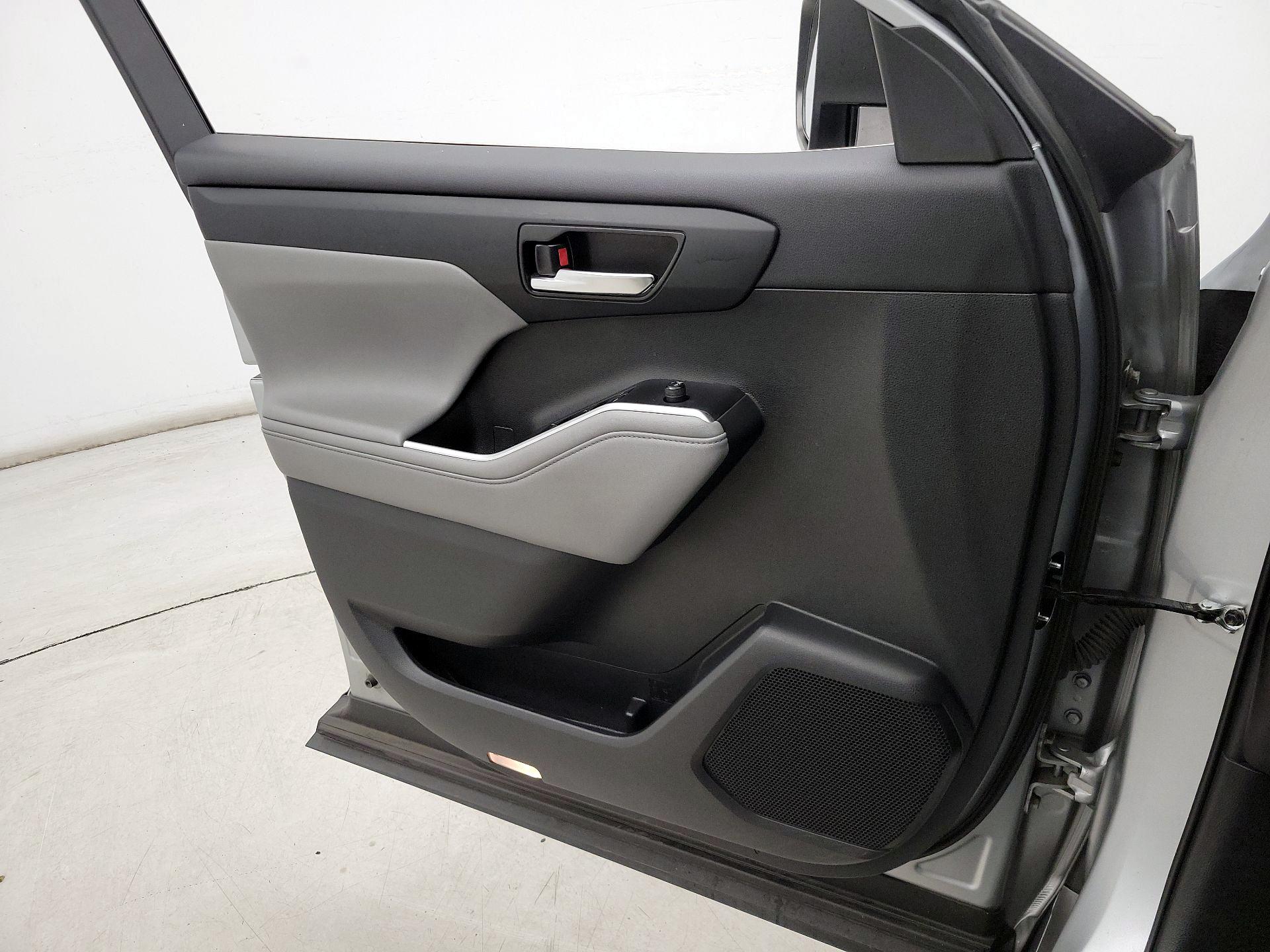 Thumbnail: 2022 Toyota Highlander - 12