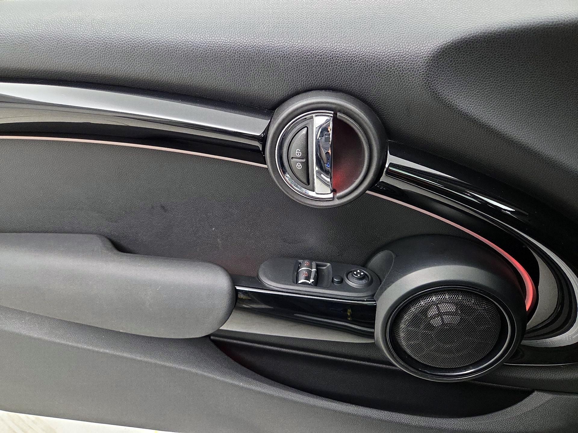 Thumbnail: 2016 MINI Cooper Hardtop - 12