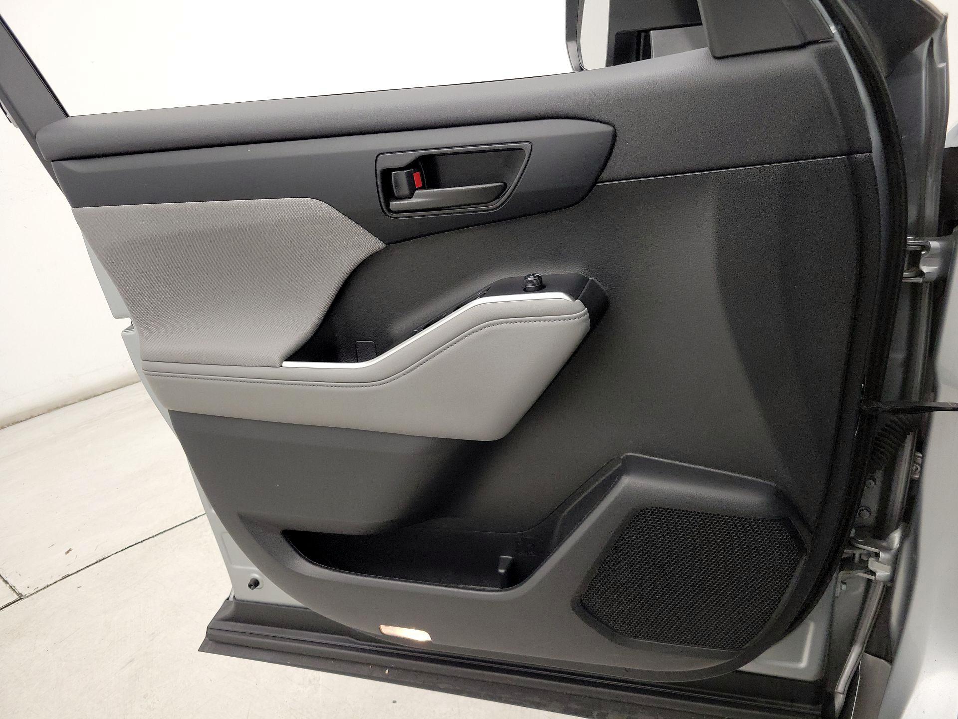 Thumbnail: 2023 Toyota Highlander - 12