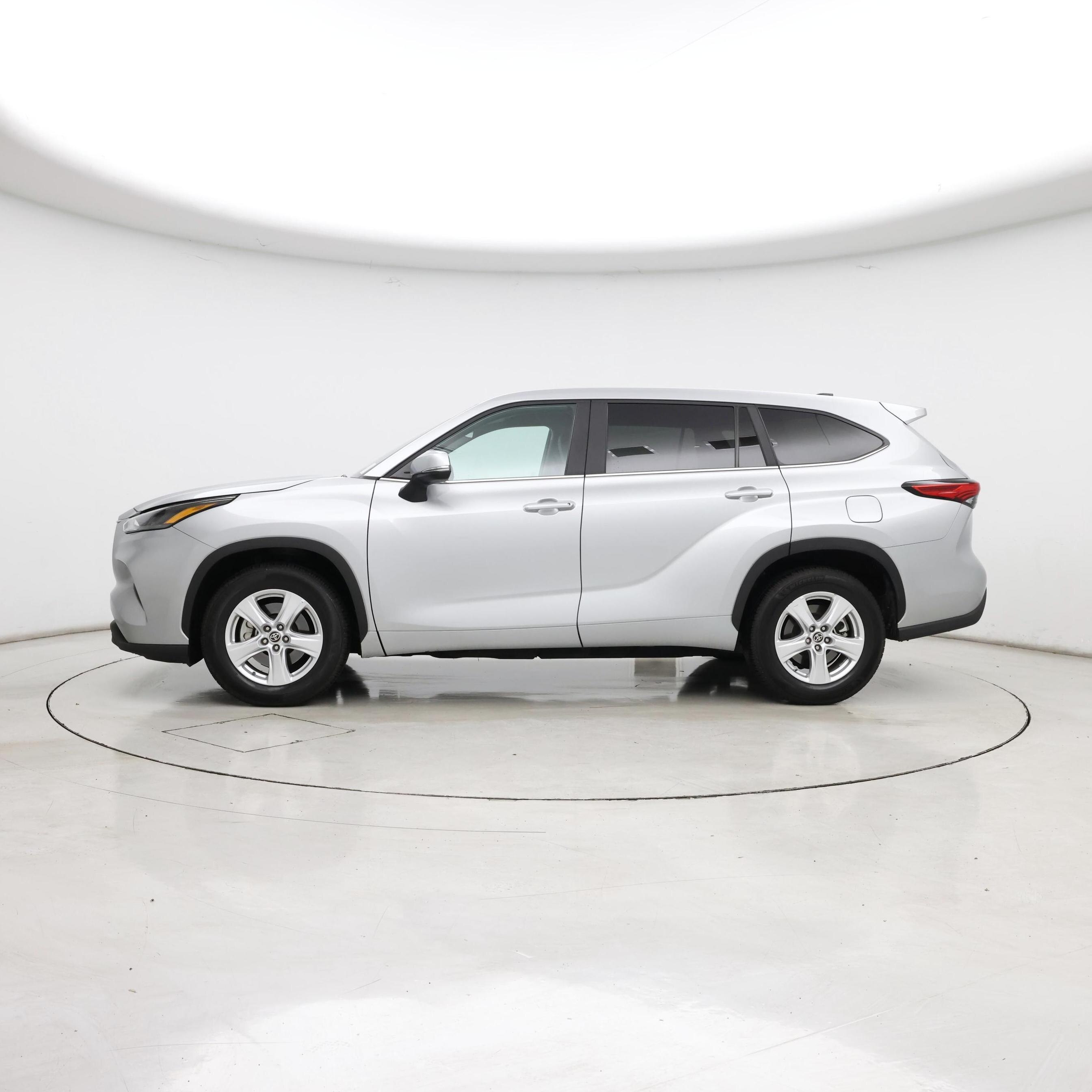 Thumbnail: 2023 Toyota Highlander - 3