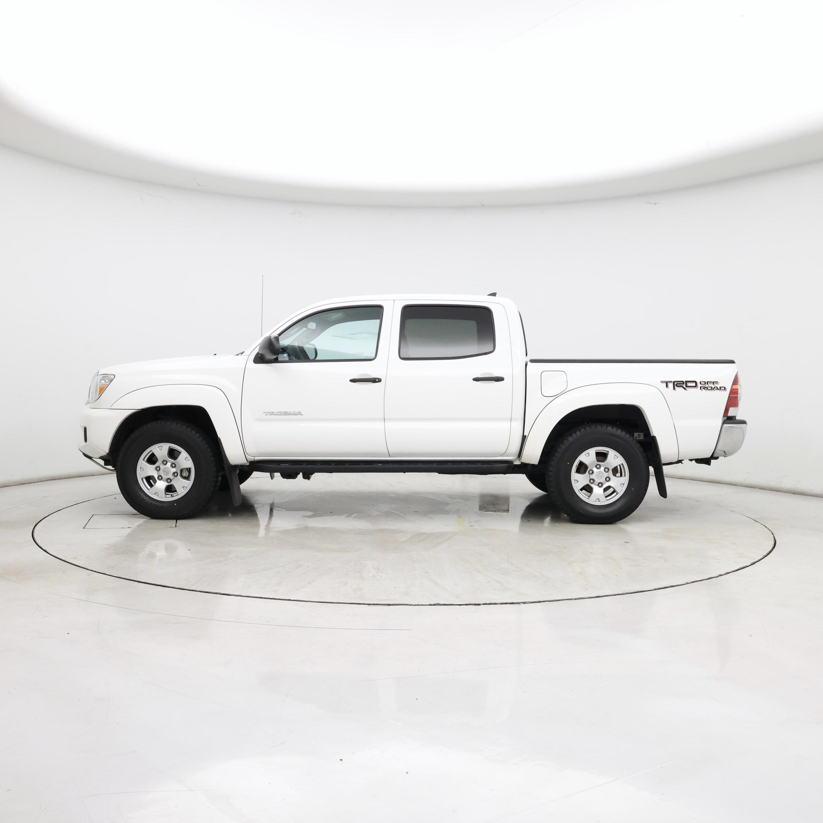 Thumbnail: 2015 Toyota Tacoma - 3