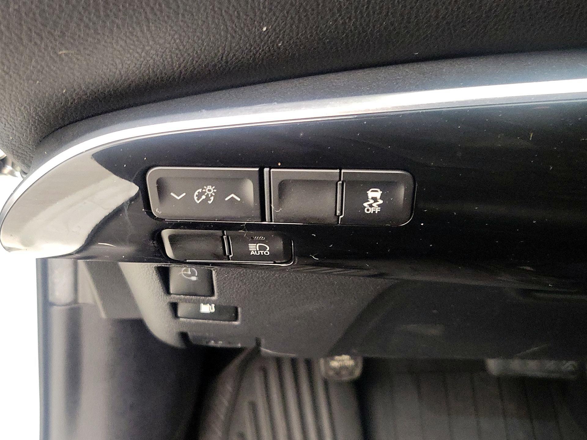 Thumbnail: 2020 Toyota Prius Prime - 13