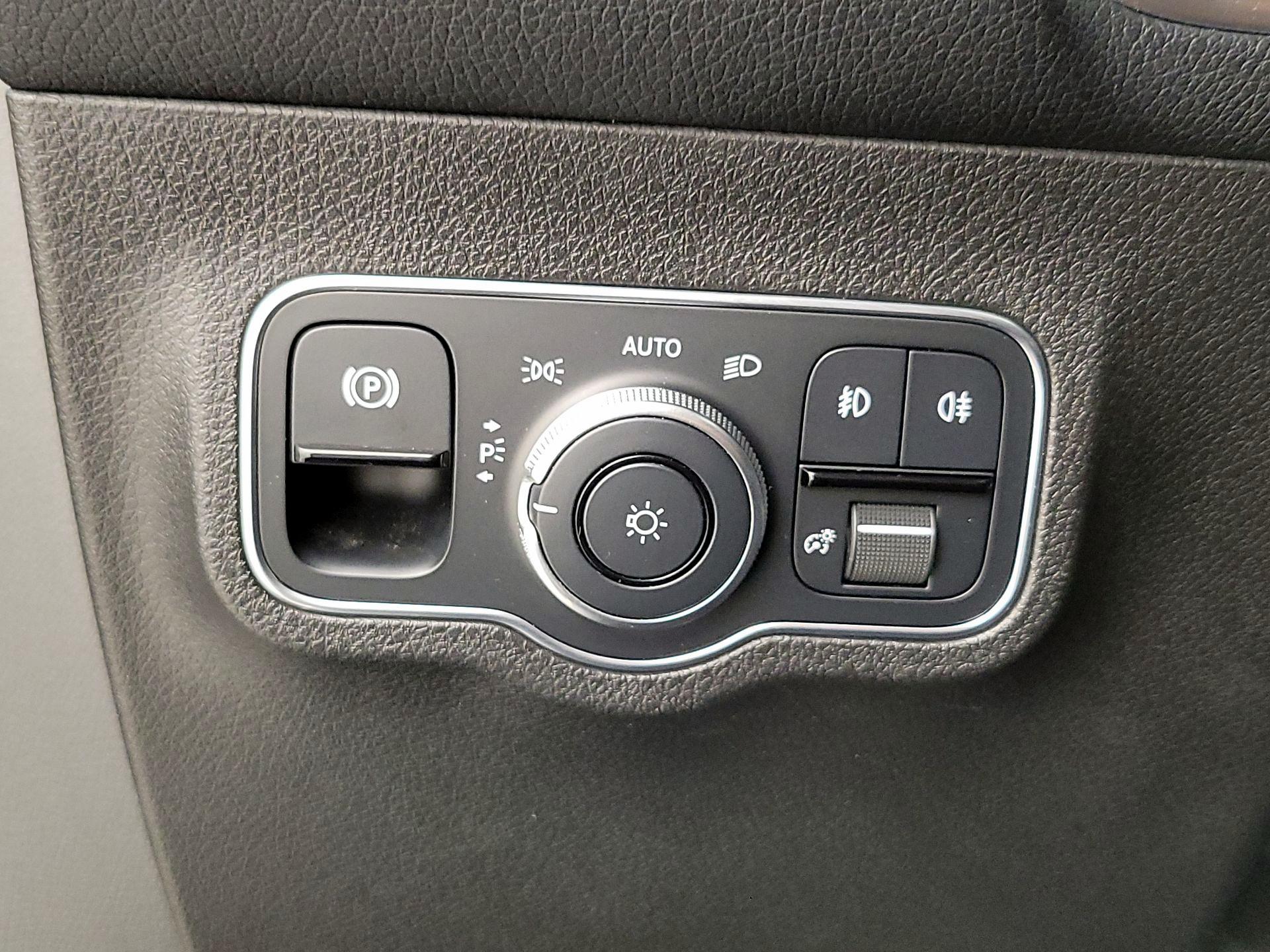 Thumbnail: 2020 Mercedes-Benz GLB - 13