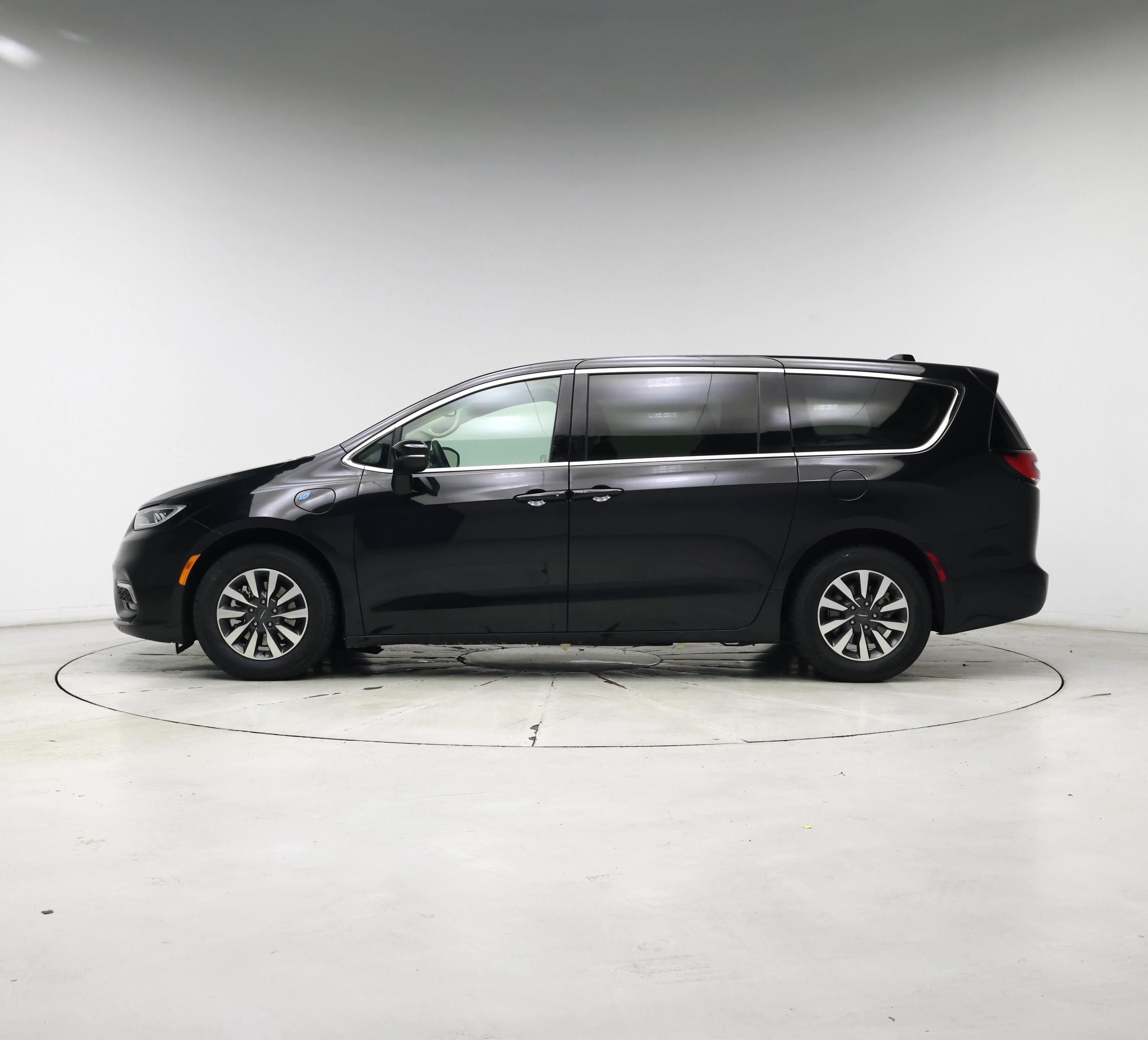 Thumbnail: 2023 Chrysler Pacifica - 3