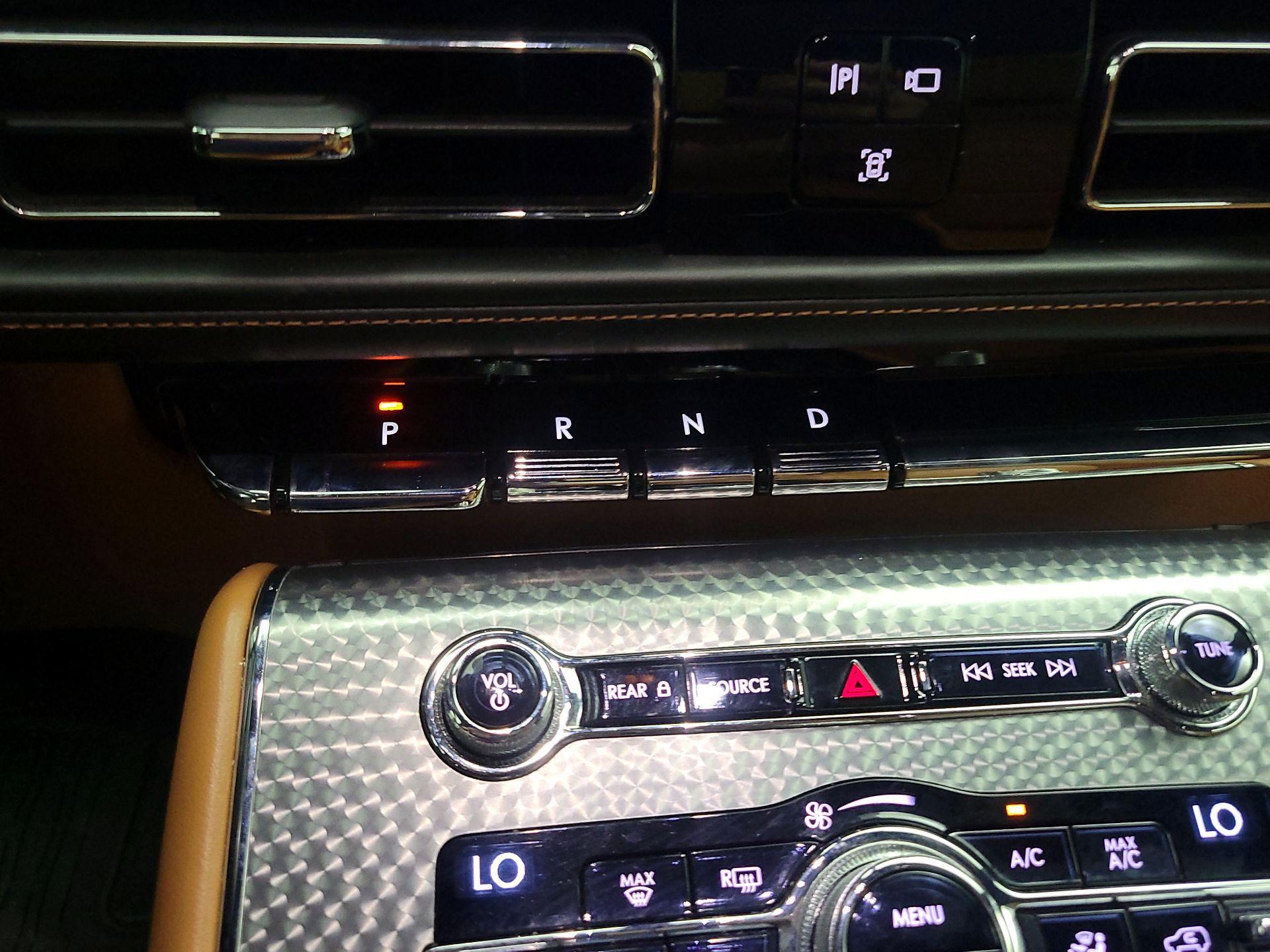 Thumbnail: 2020 Lincoln Aviator - 18